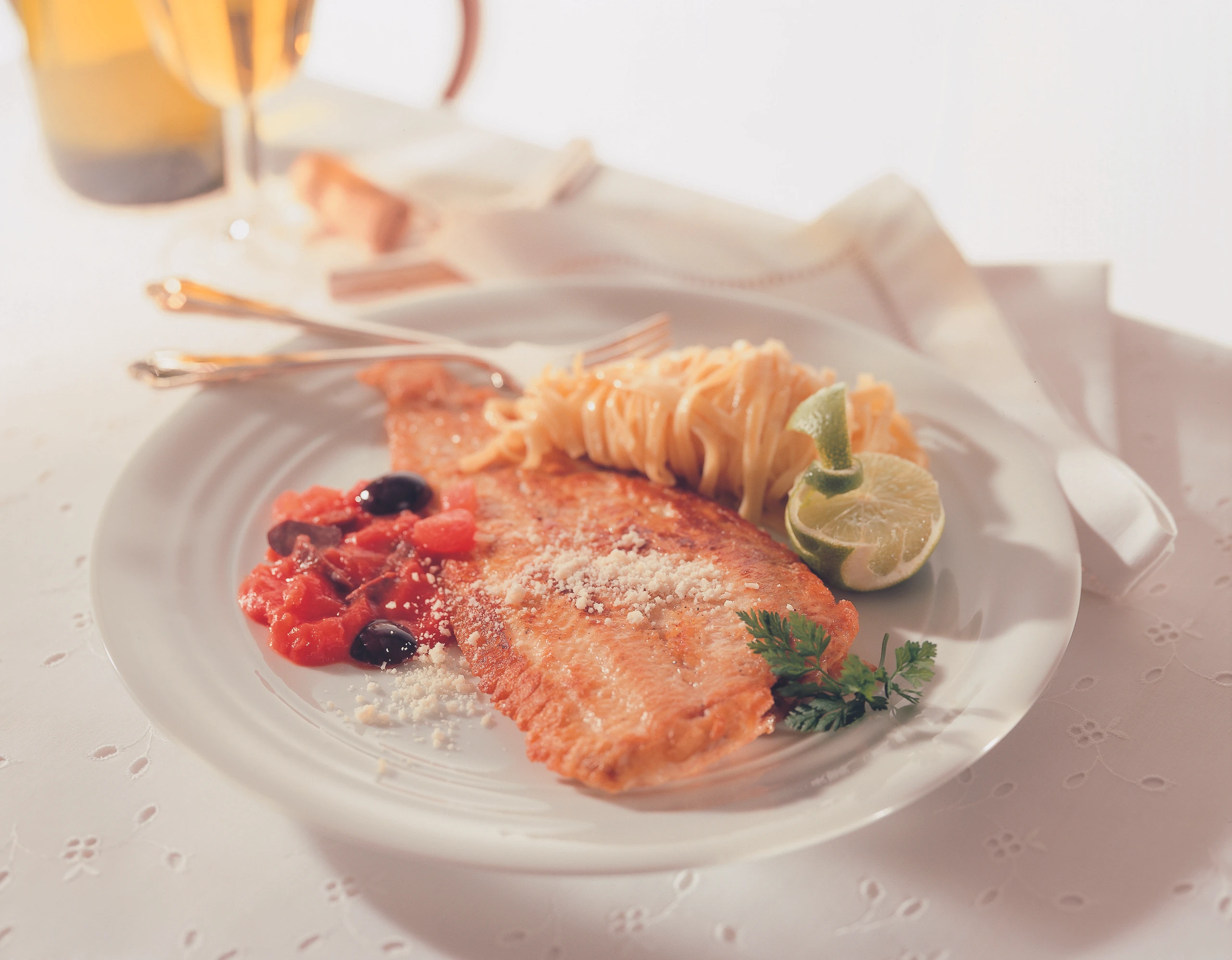 Seezunge im Käsemantel mit Paradeiser-Olivensauce