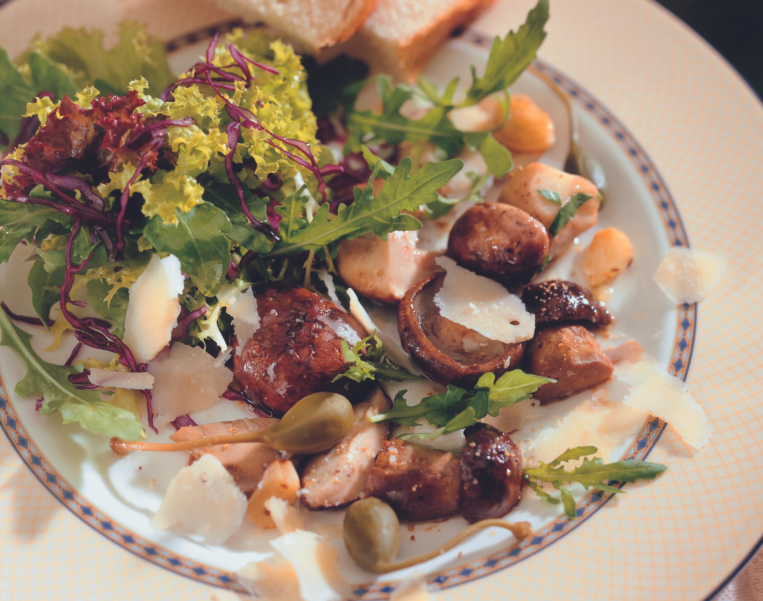 Blattsalat mit Steinpilzen