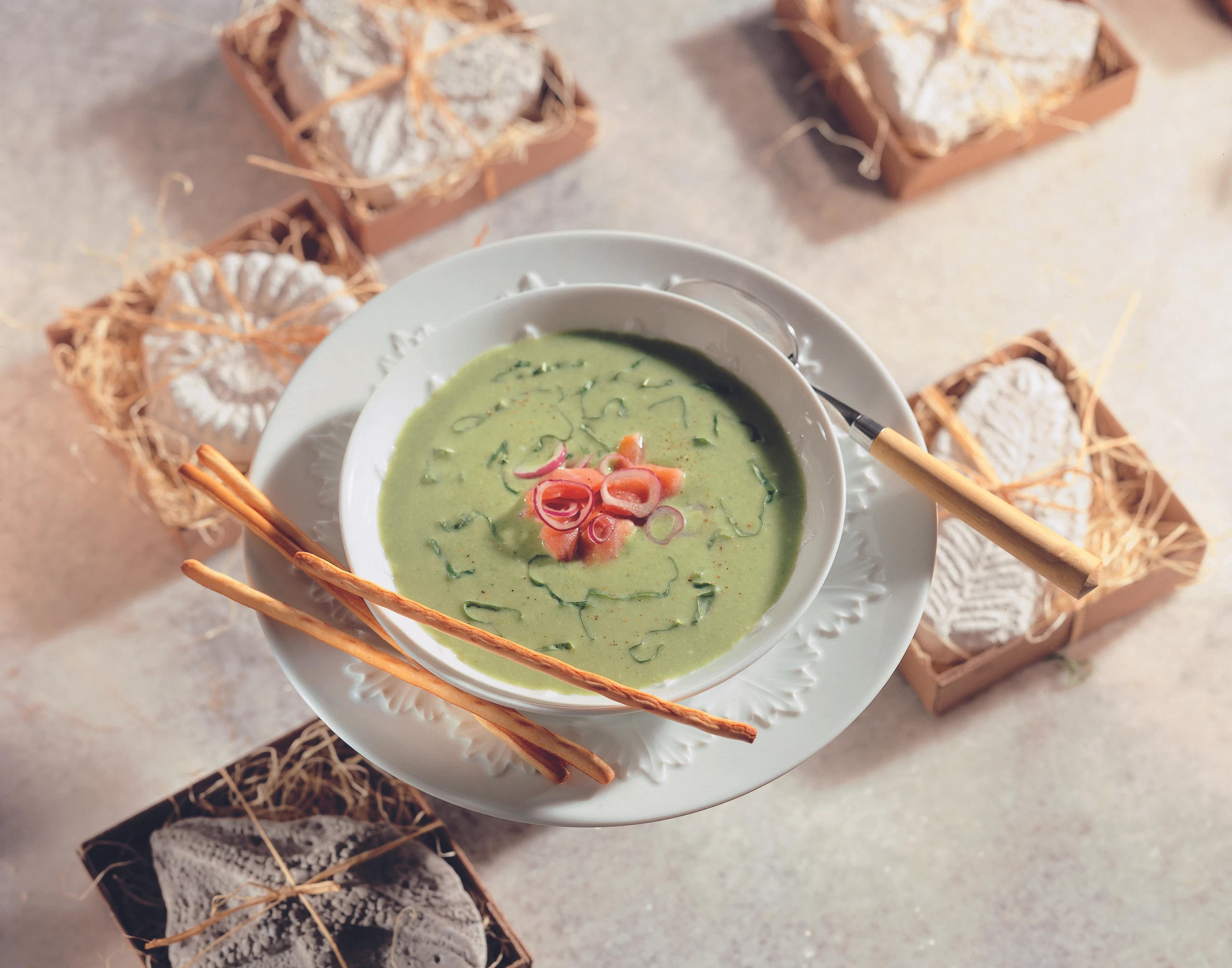 Erdäpfel-Sauerampfersuppe mit Räucherlachs