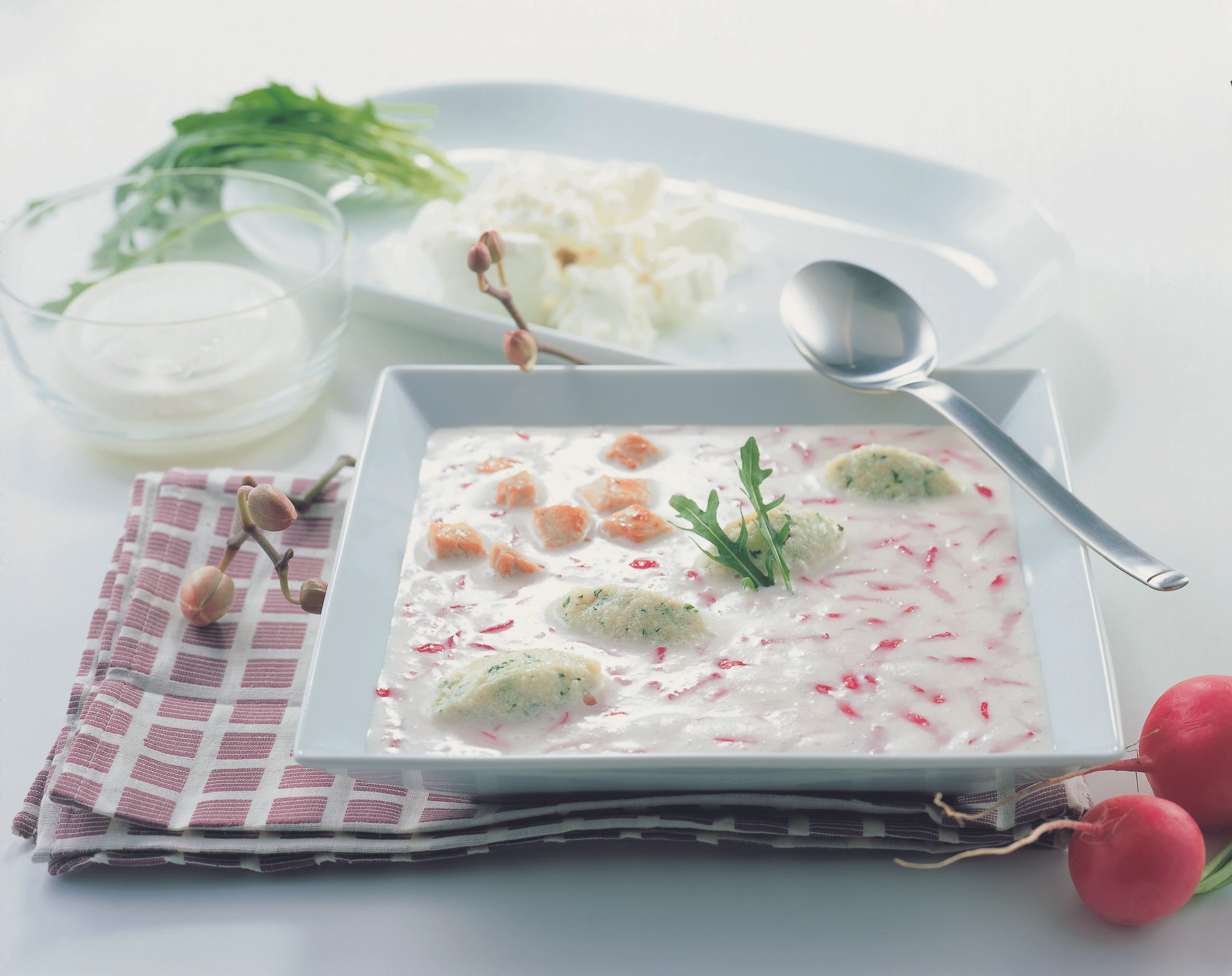 Radieschensuppe mit Rucola-Nockerln