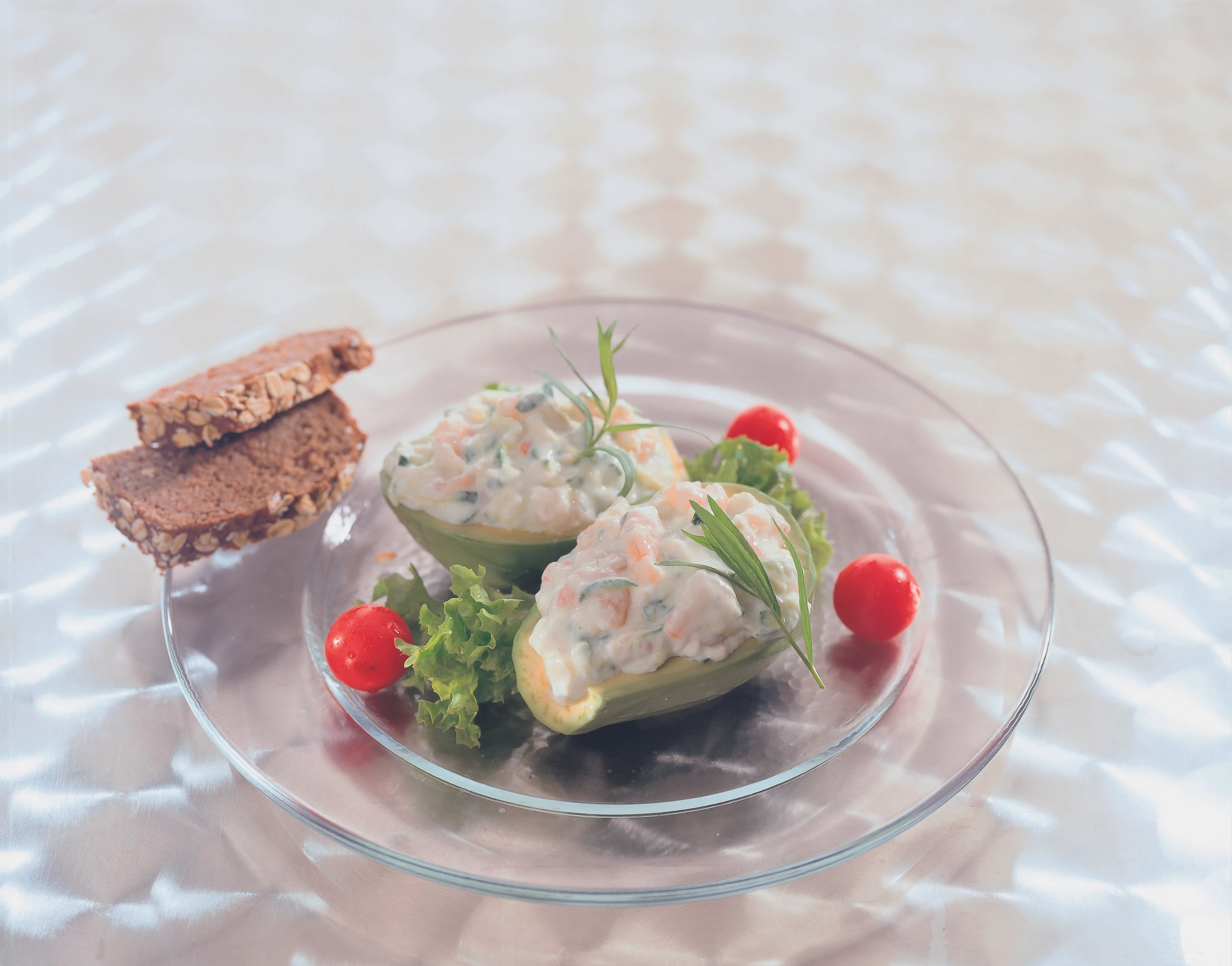 Avocados mit Shrimps-Zucchini-Fülle