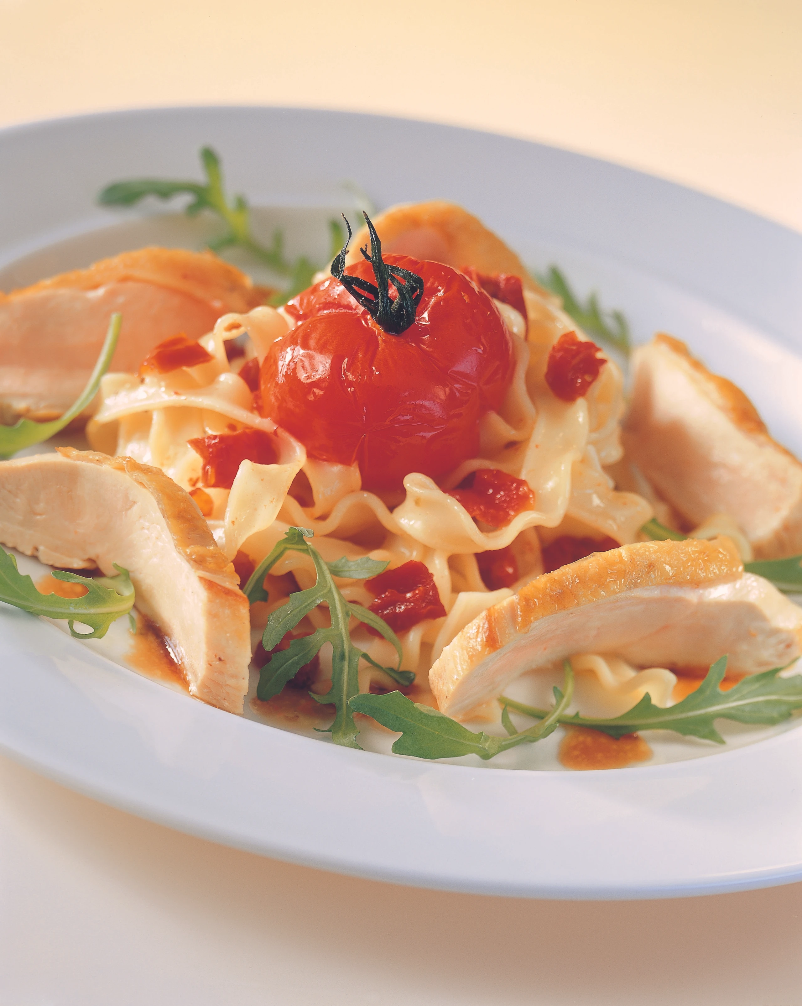 Hühnerbrust auf Pasta-Salat mit Rucola