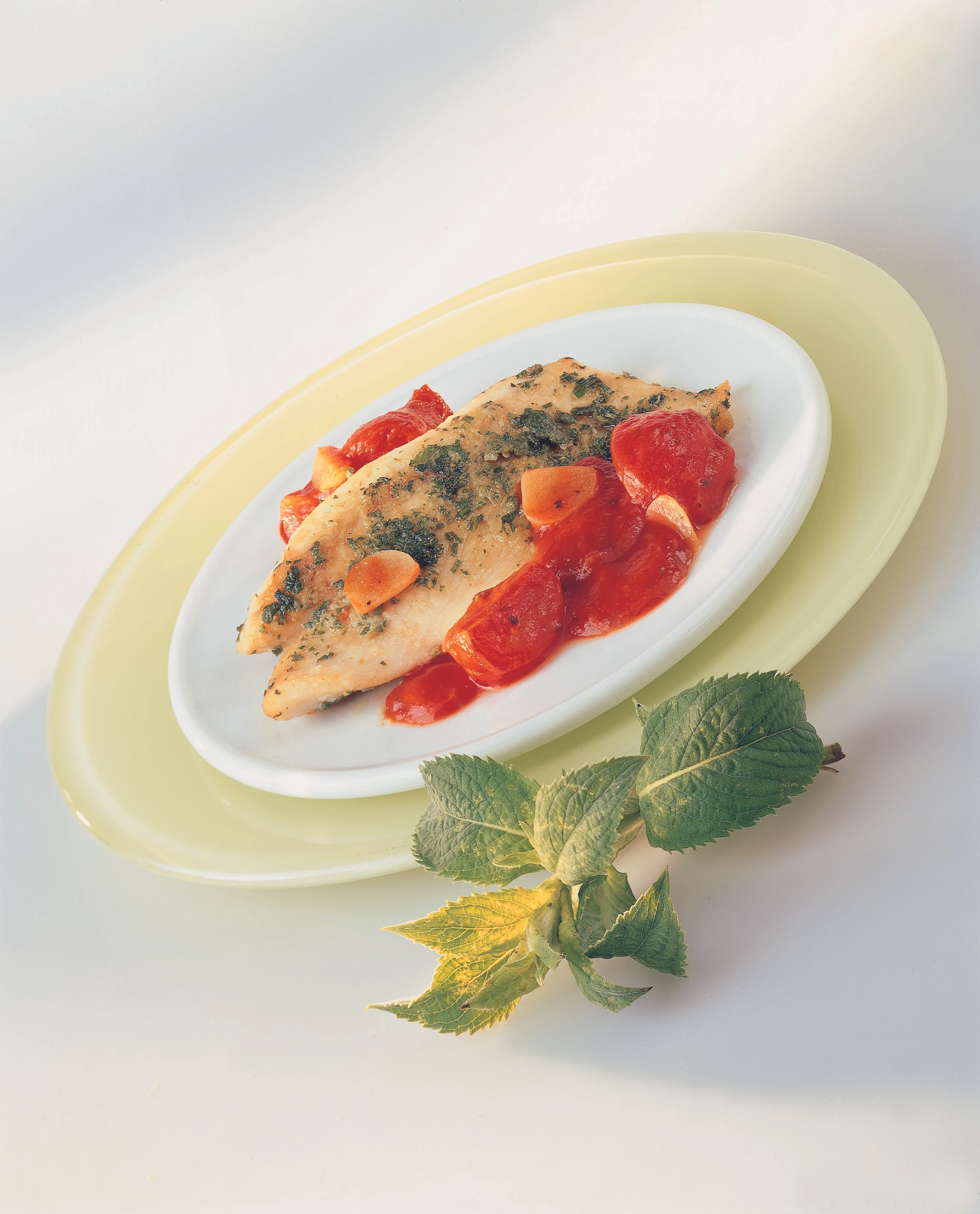Gebratenes Fischfilet mit Minze und Cocktailparadeisern