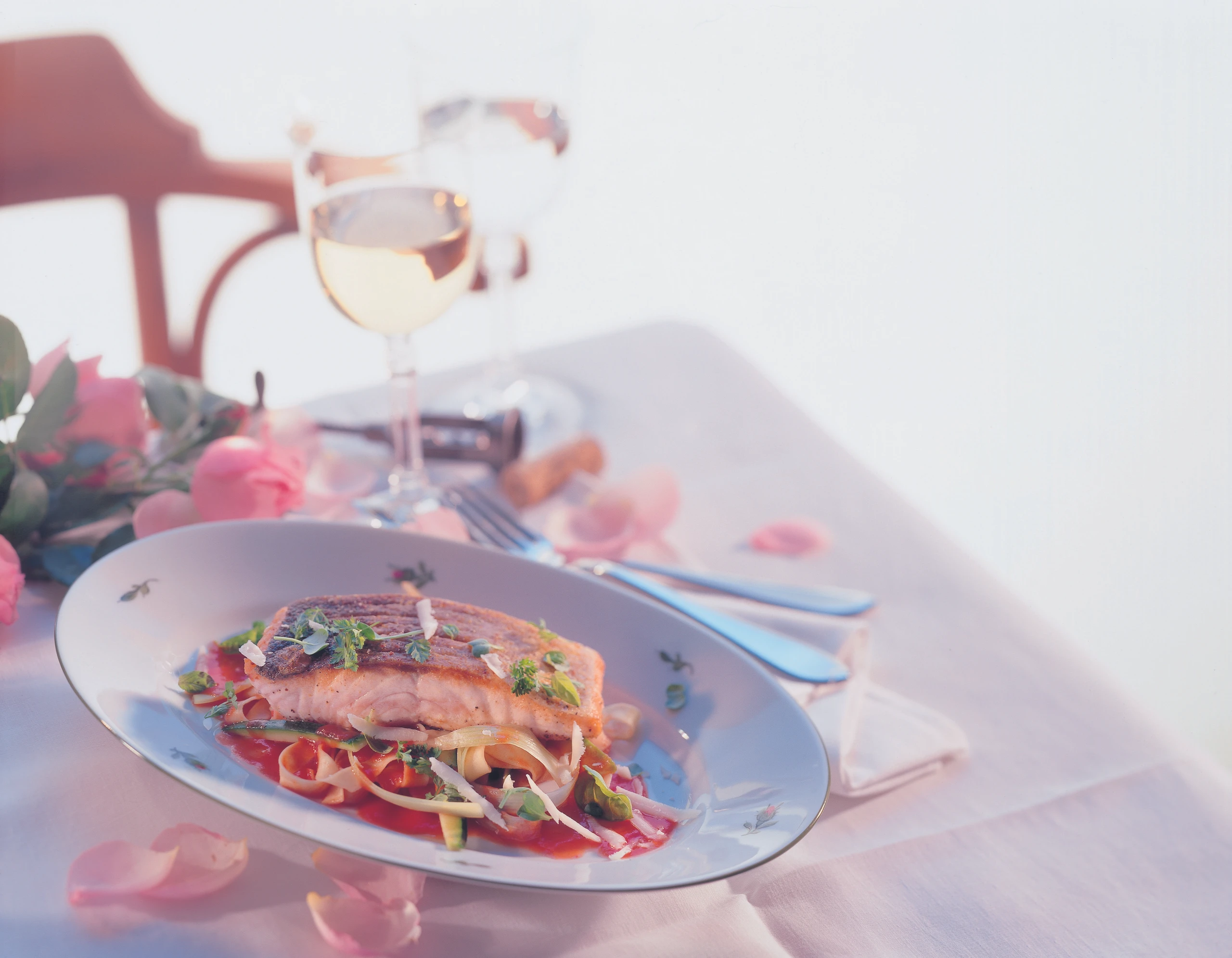 Knuspriges Lachsfilet auf Gemüse-Nudeln