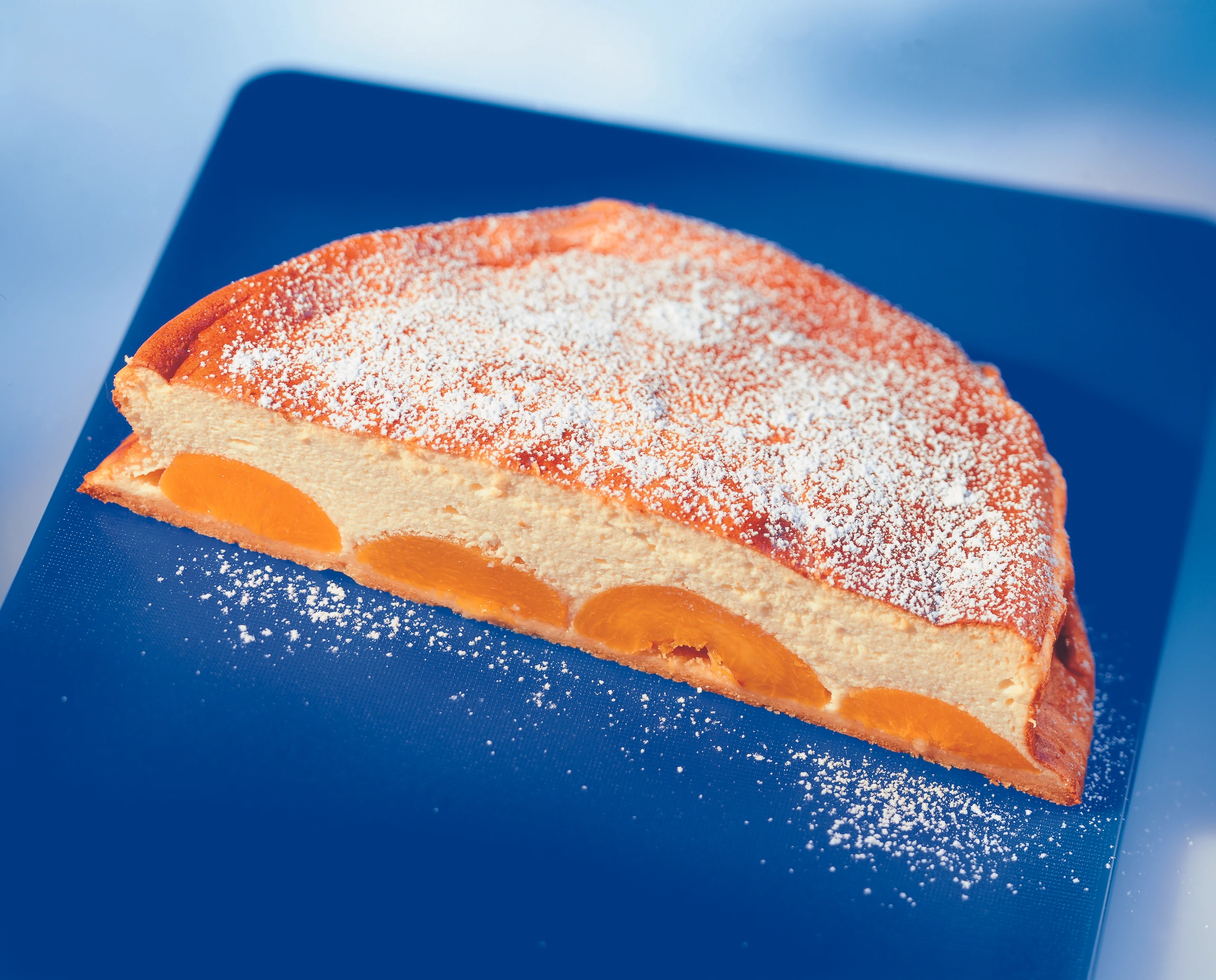 Gebackene Topfentorte mit Früchten