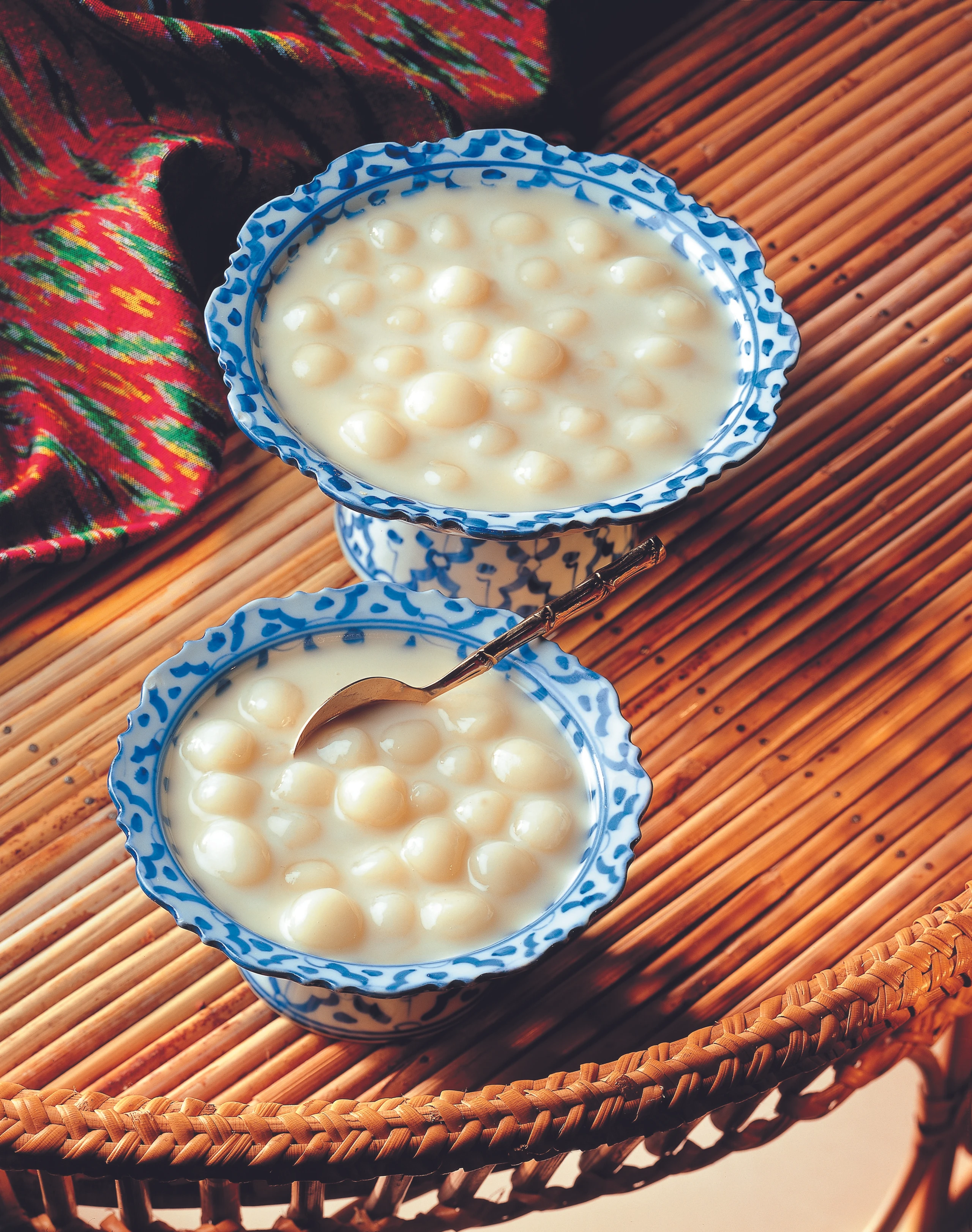 Süße thailändische Teigbällchen in Kokosmilch