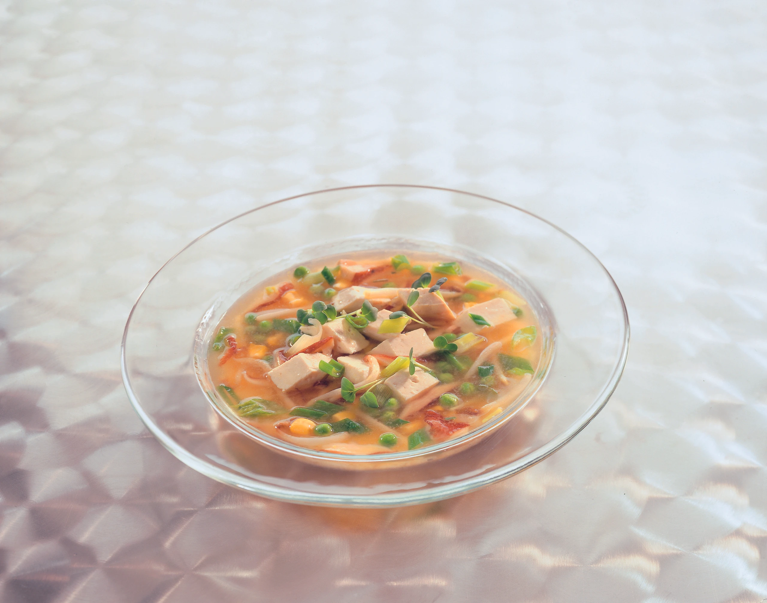 Gemüsesuppe mit Tofu und Kresse