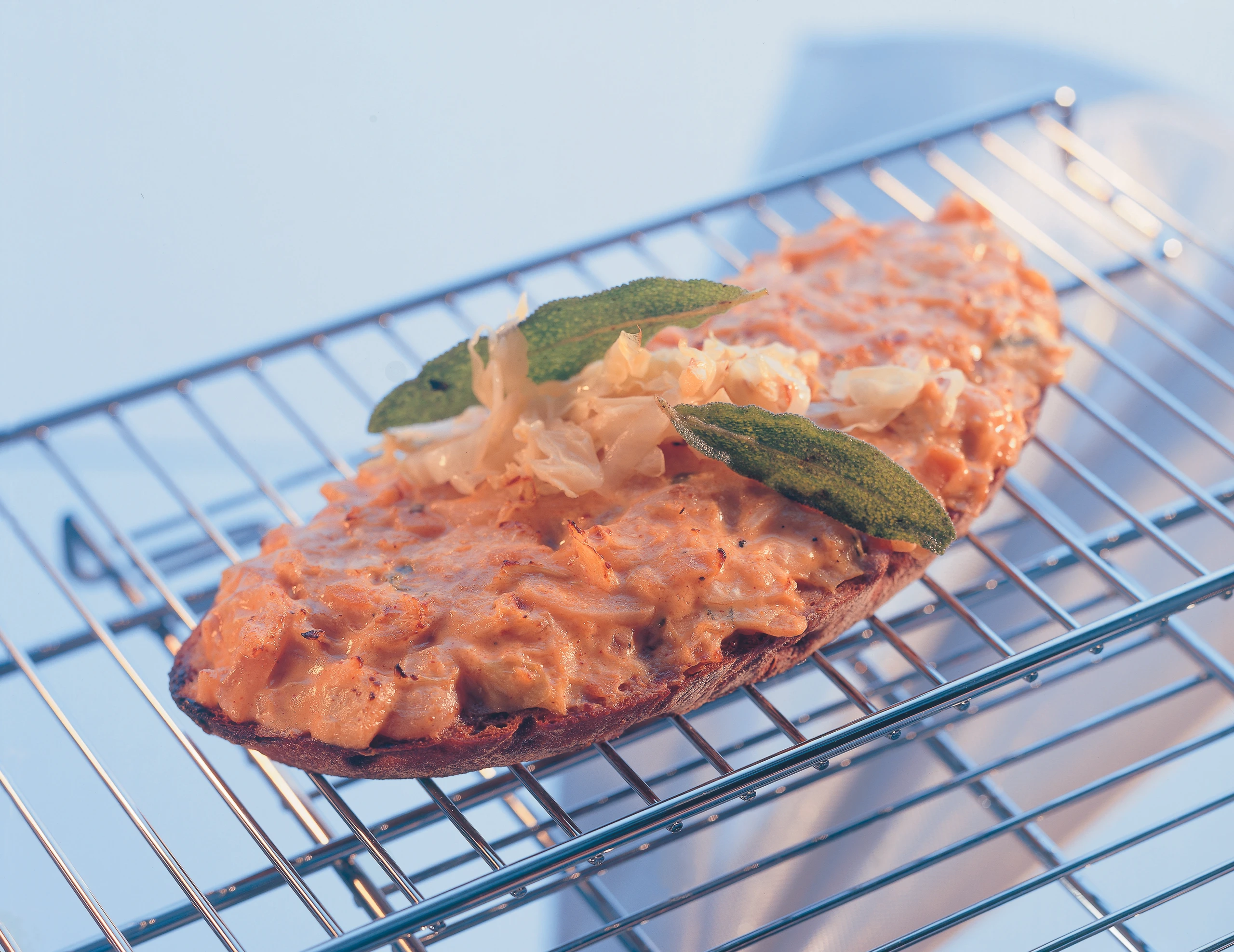 Heiße Kraut-Paprika-Brote mit Salbei