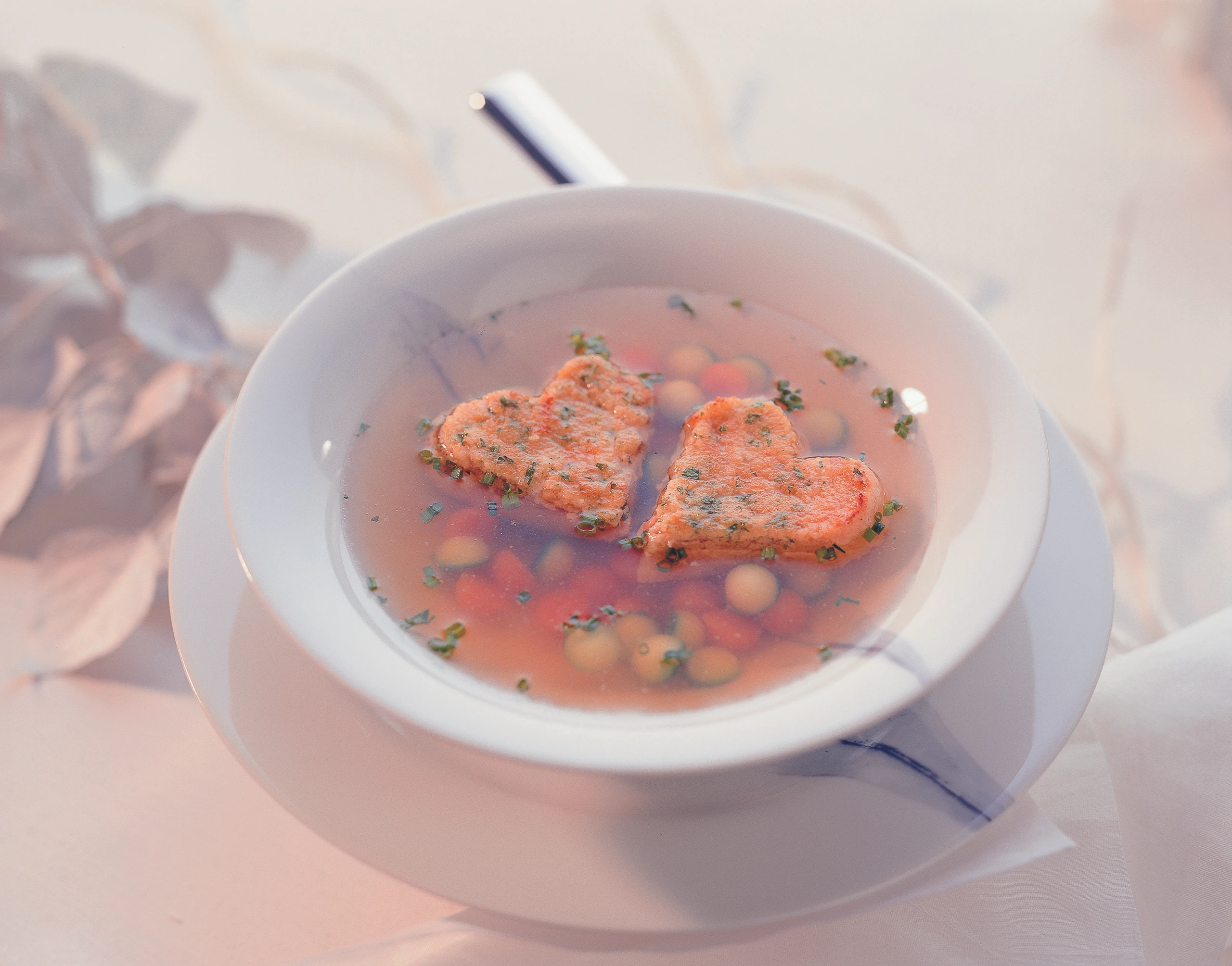 Rindsuppe mit Schinken-Kräuter-Herzen