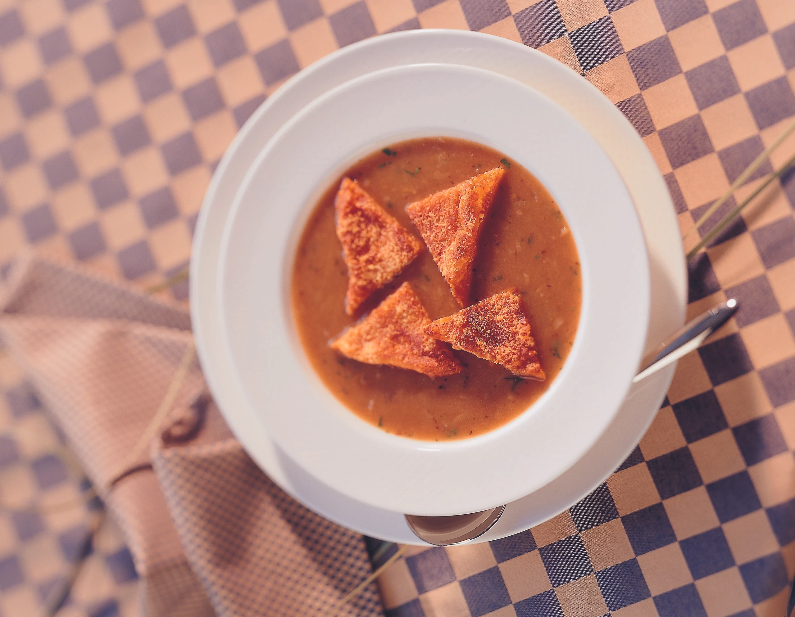Zwiebelsuppe mit Paprika-Käse-Croutons