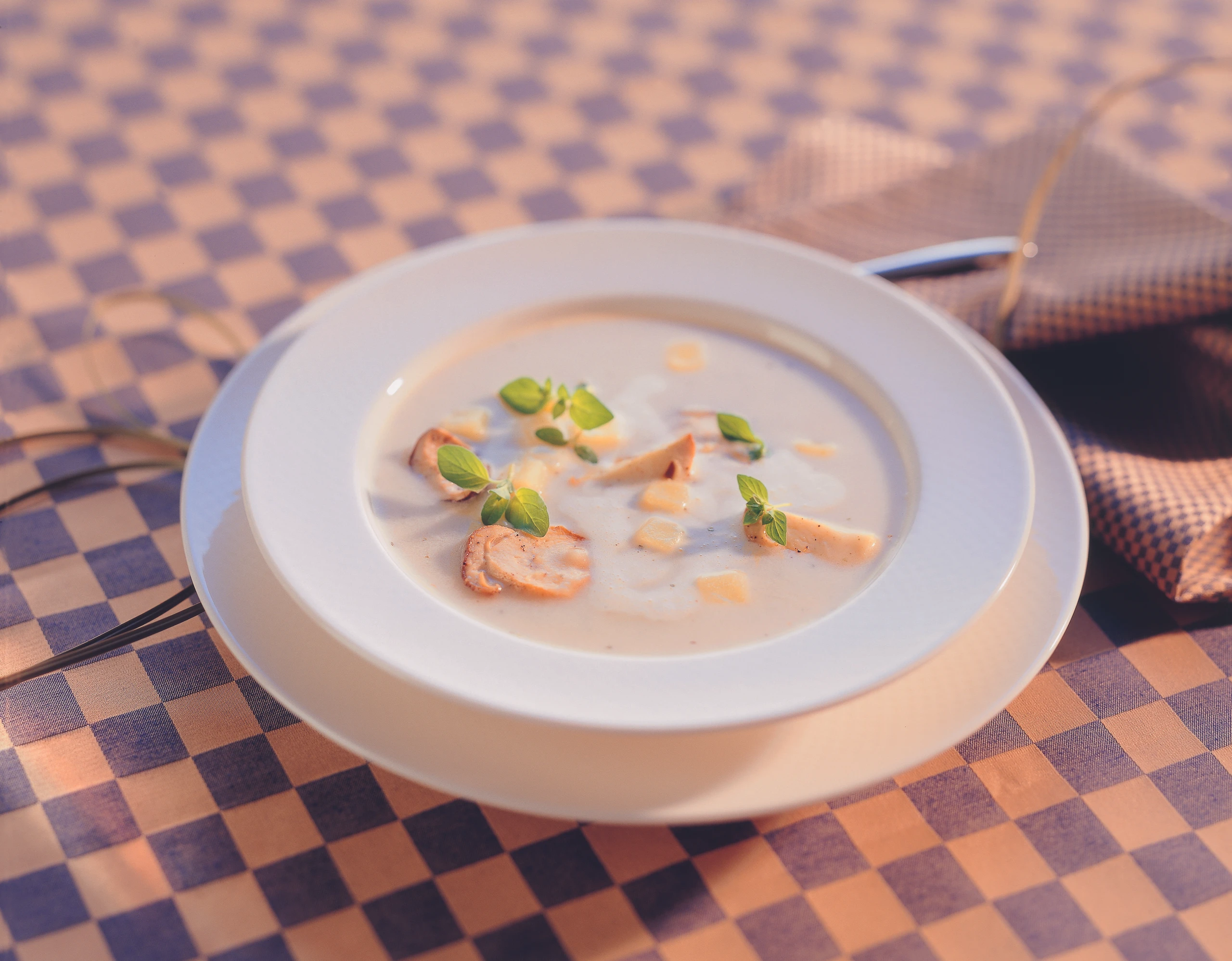 Erdäpfel-Steinpilz-Suppe mit Majoran