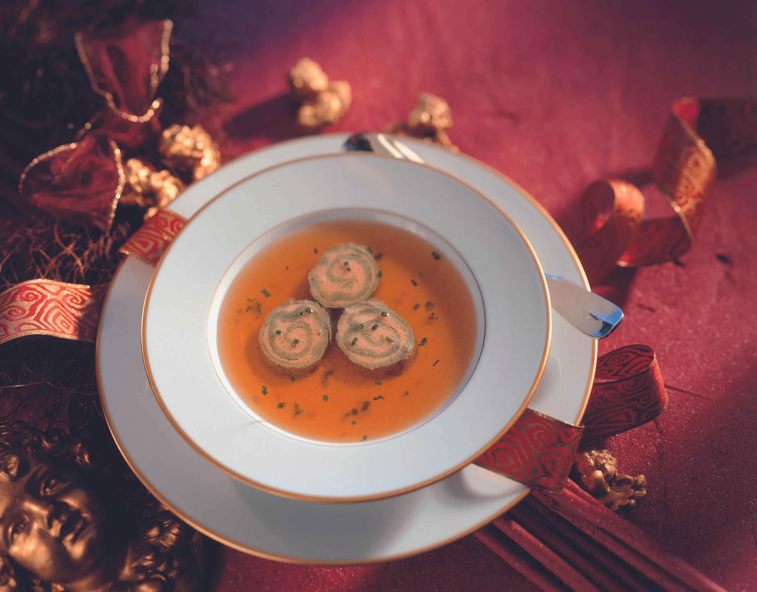 Rindsuppe mit Schinken-Roulade