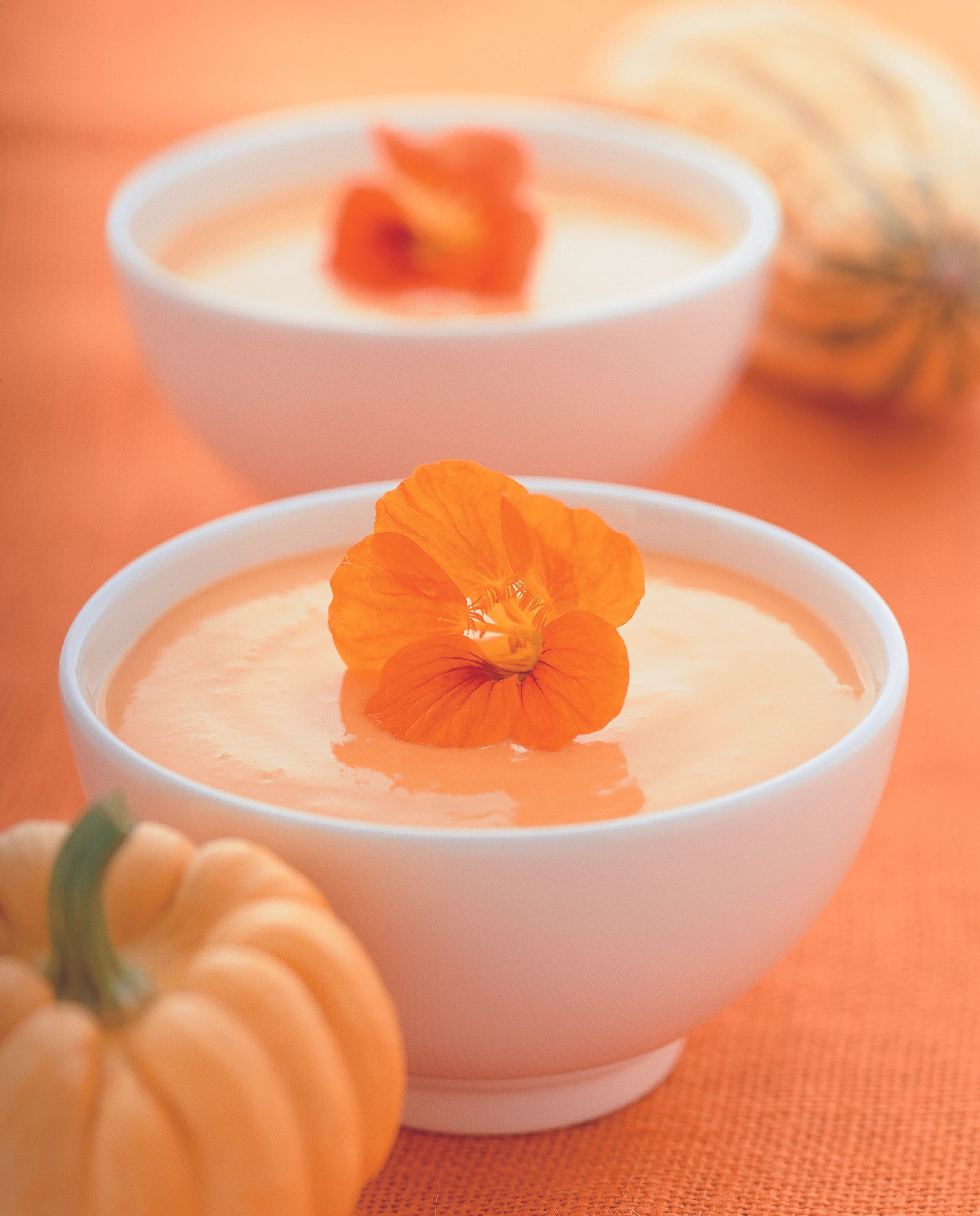 Kürbissuppe mit Kapuzinerkresse