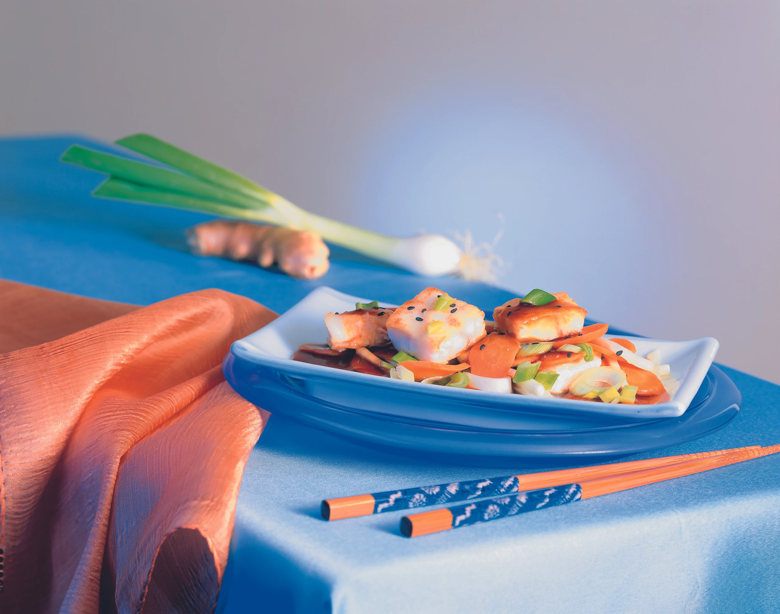 Chinesischer Fisch mit Karotten, Jungzwiebeln und Sellerie