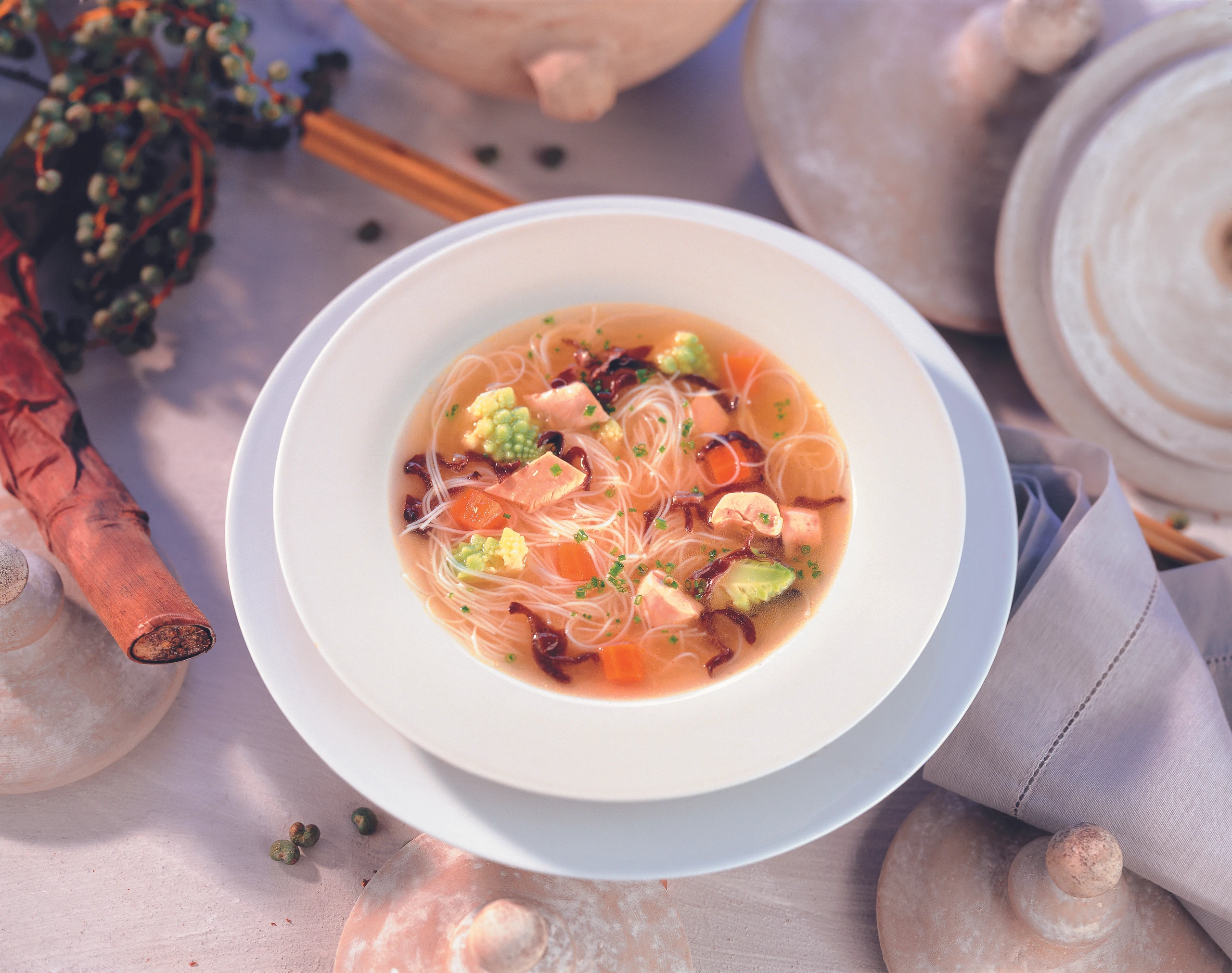 Hühnersuppe mit Nudeln, Gemüse und Pilzen