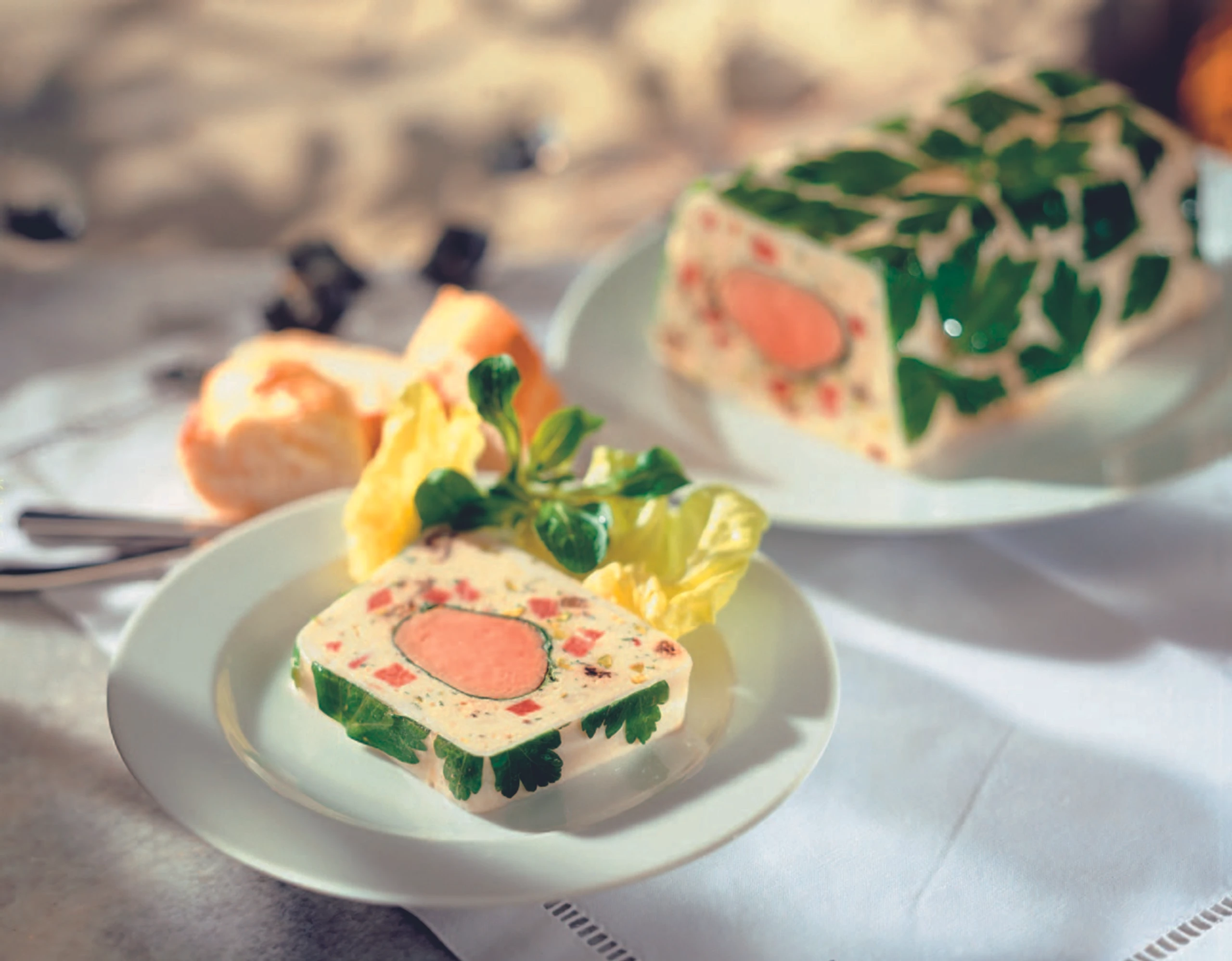 Fleischterrine mit Morcheln, Zunge und Pistazien