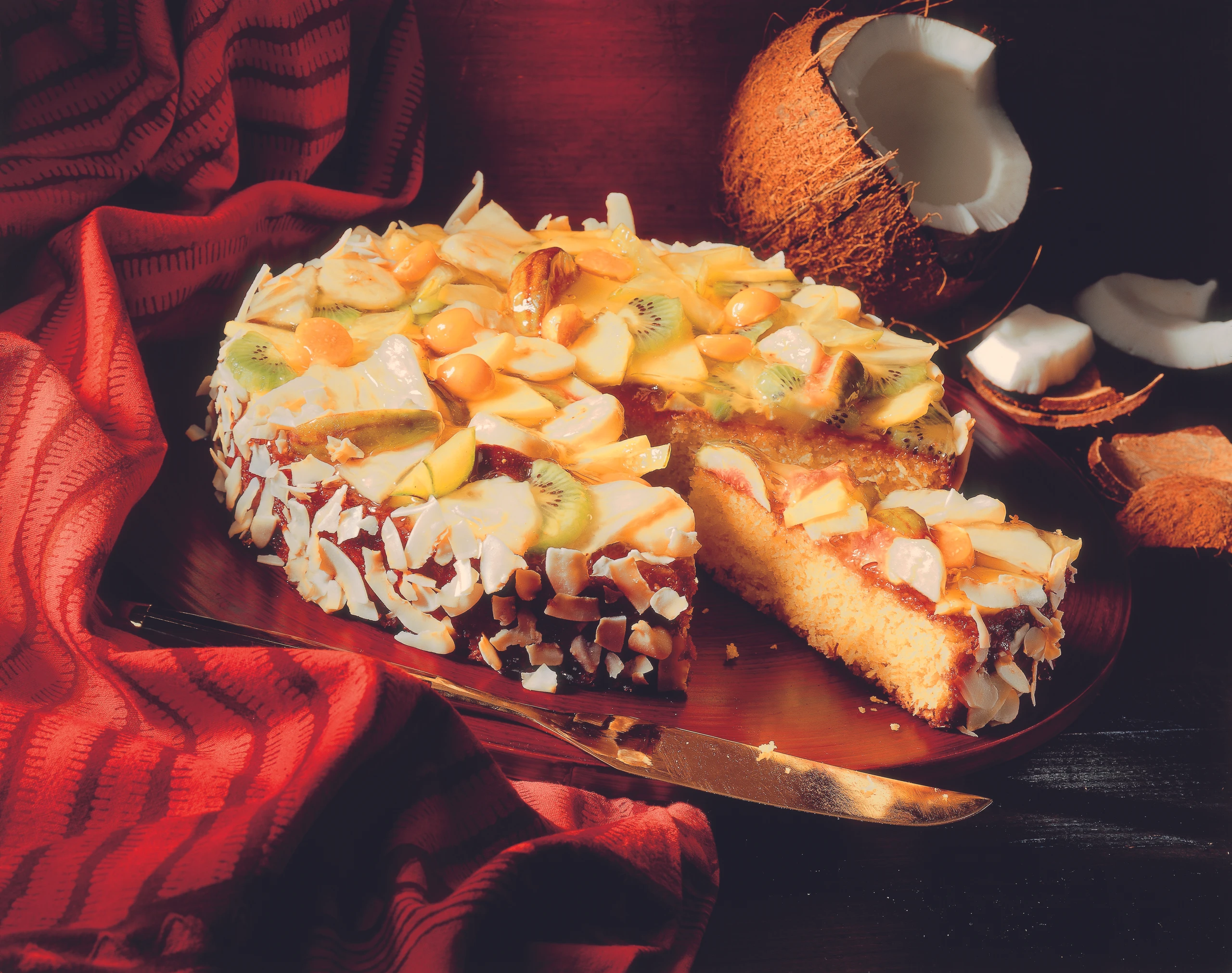 Kokos-Nuss-Torte mit Früchten