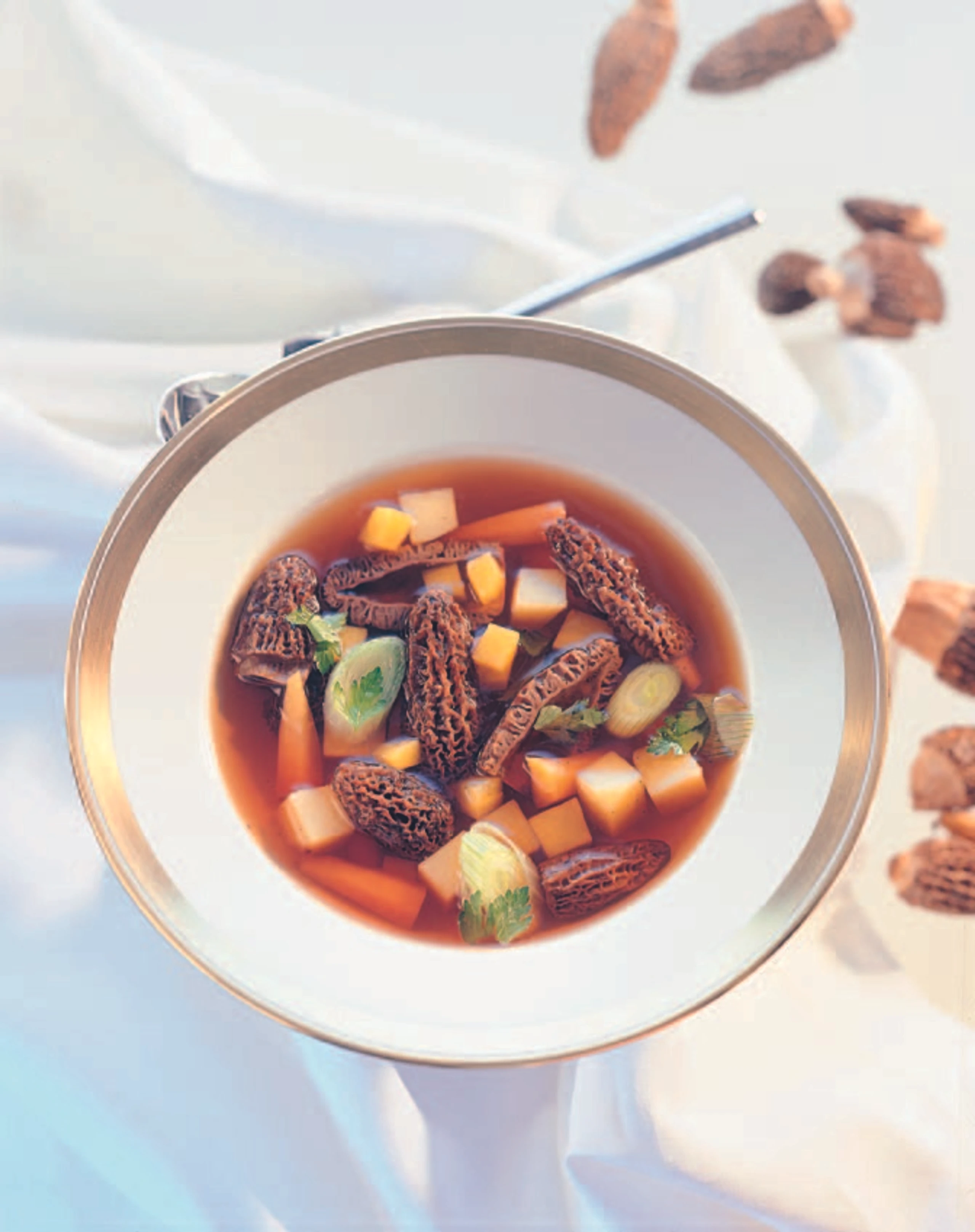 Klare Morchel-Erdäpfelsuppe mit Gemüse