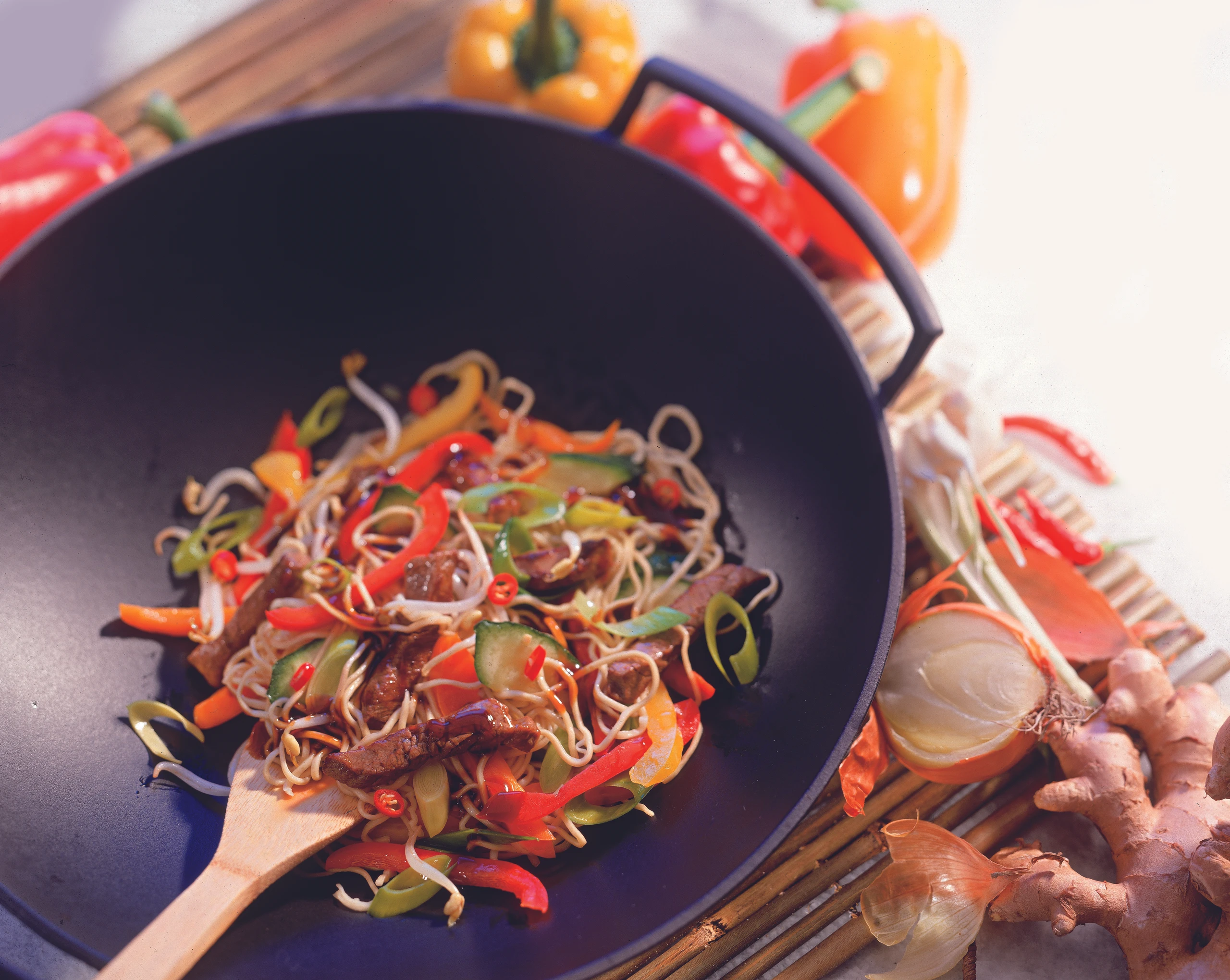 Chow Mein - Gebratene Nudeln mit Rindfleisch, Gemüse und Sprossen