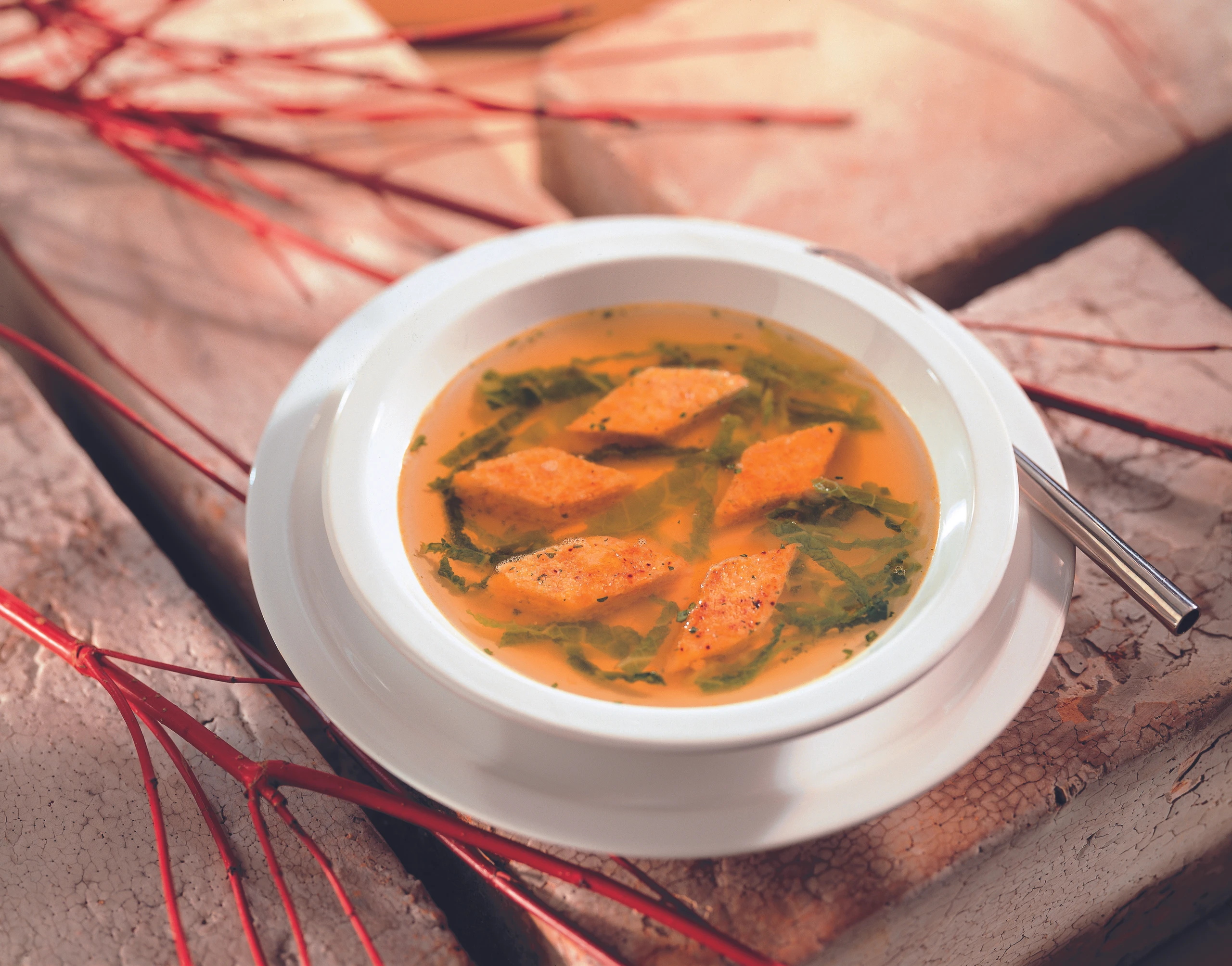 Gemüsesuppe mit Polenta-Linsen-Schnitten und Kohlstreifen