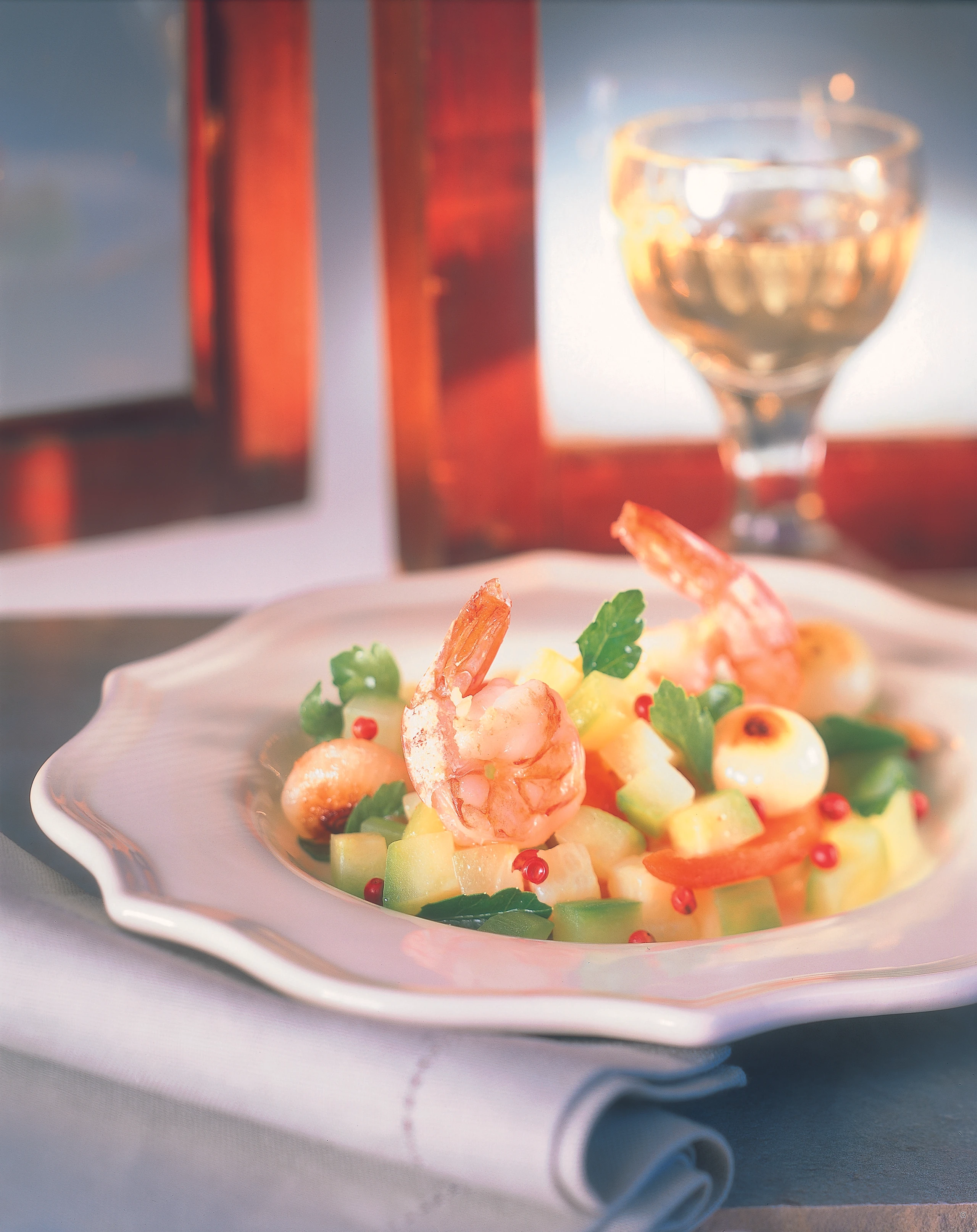 Marinierte Gurken mit Garnelen und Paprika