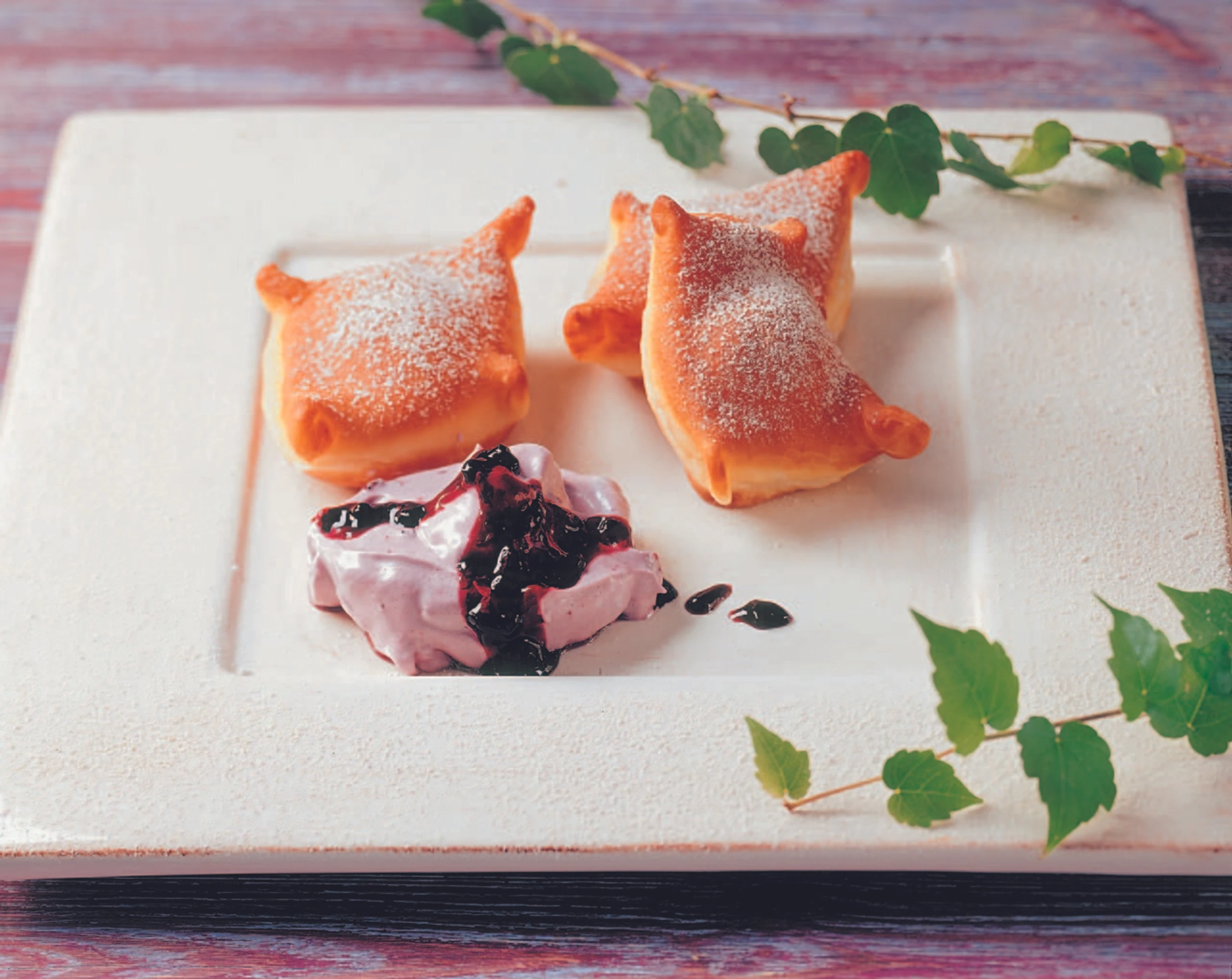 Gebackene Polsterzipfe mit Hollerschaum