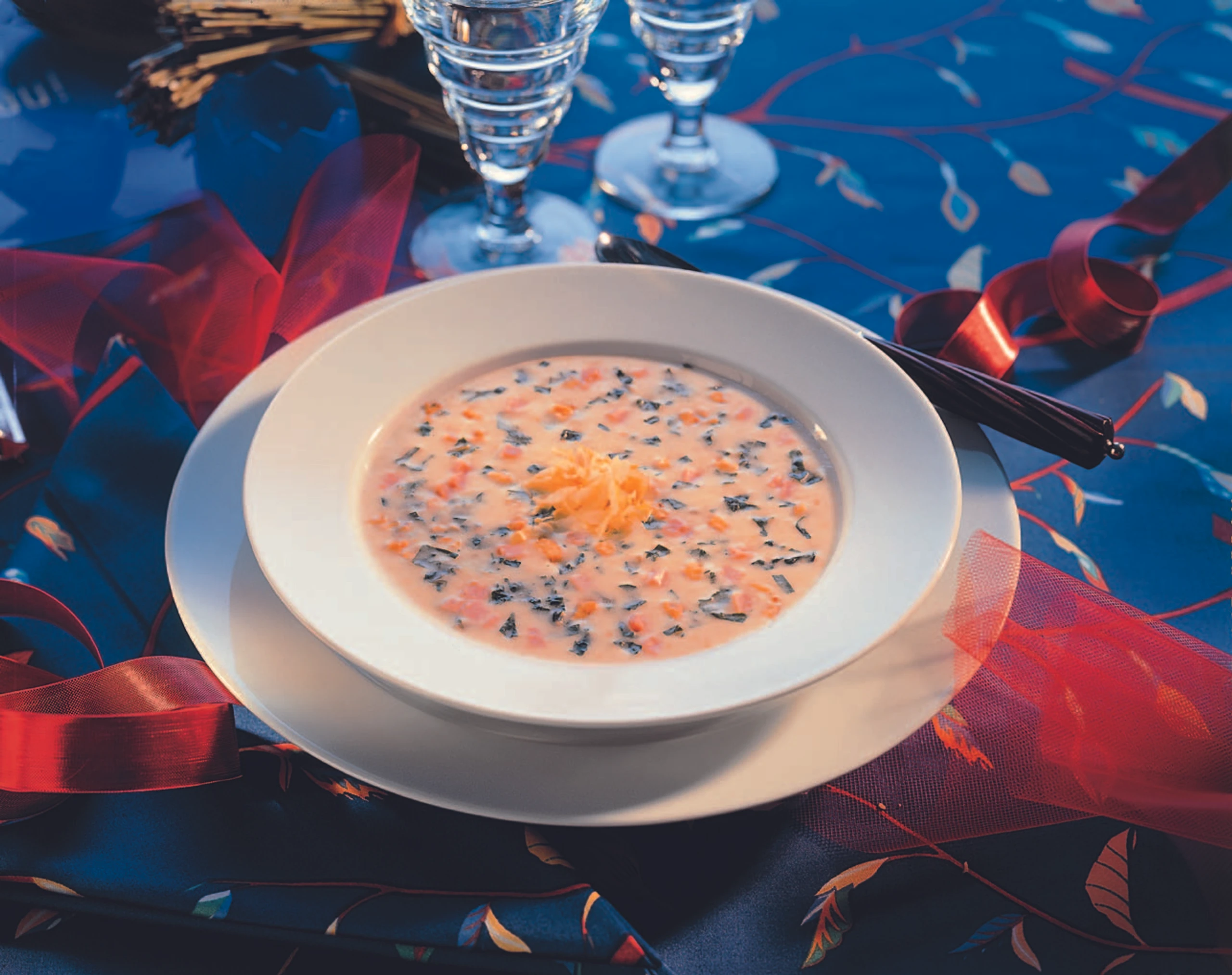 Chicoréesuppe mit Mangold und Nüssen