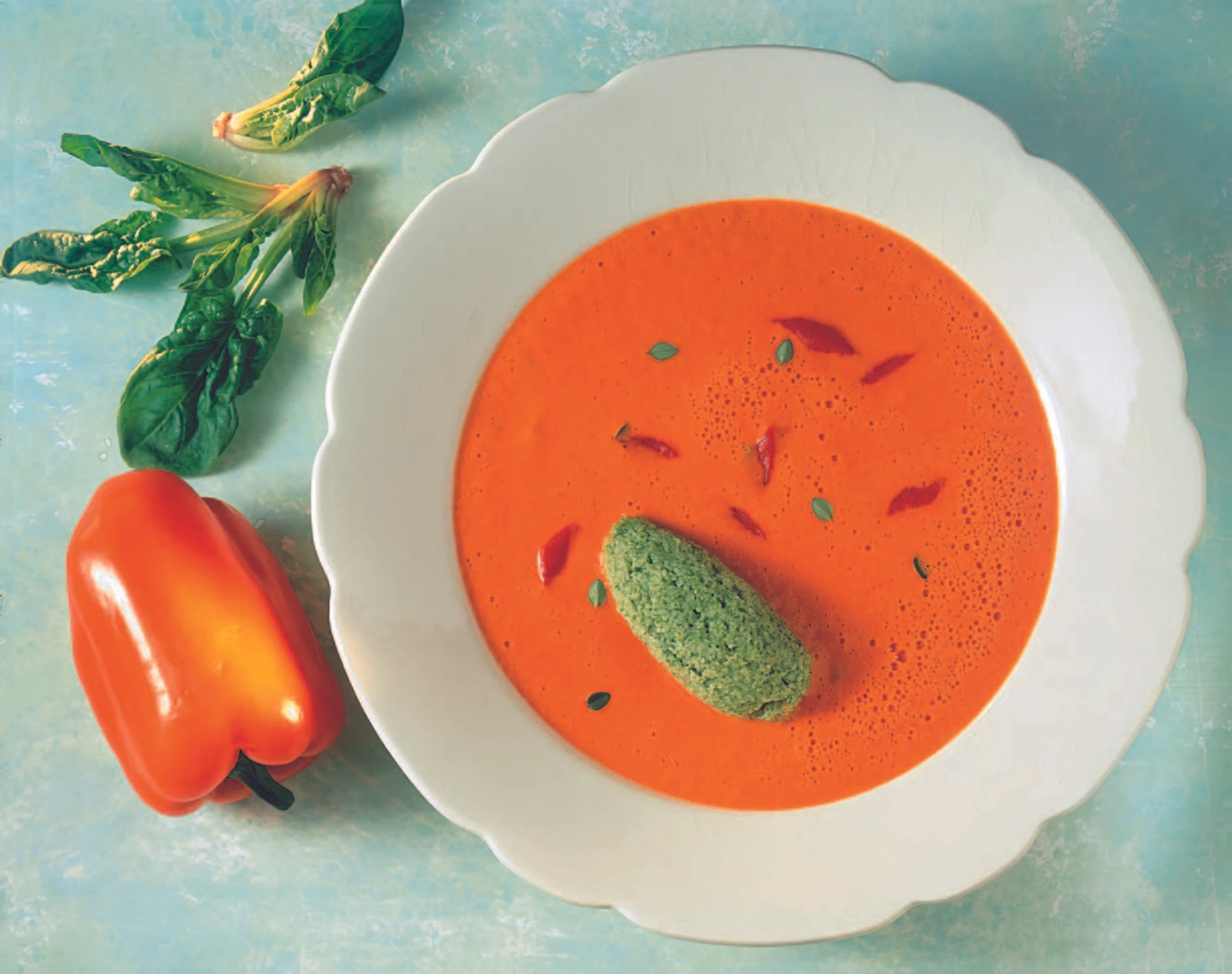 Cremige Paprikasuppe mit feinen Spinat-Grießnockerln