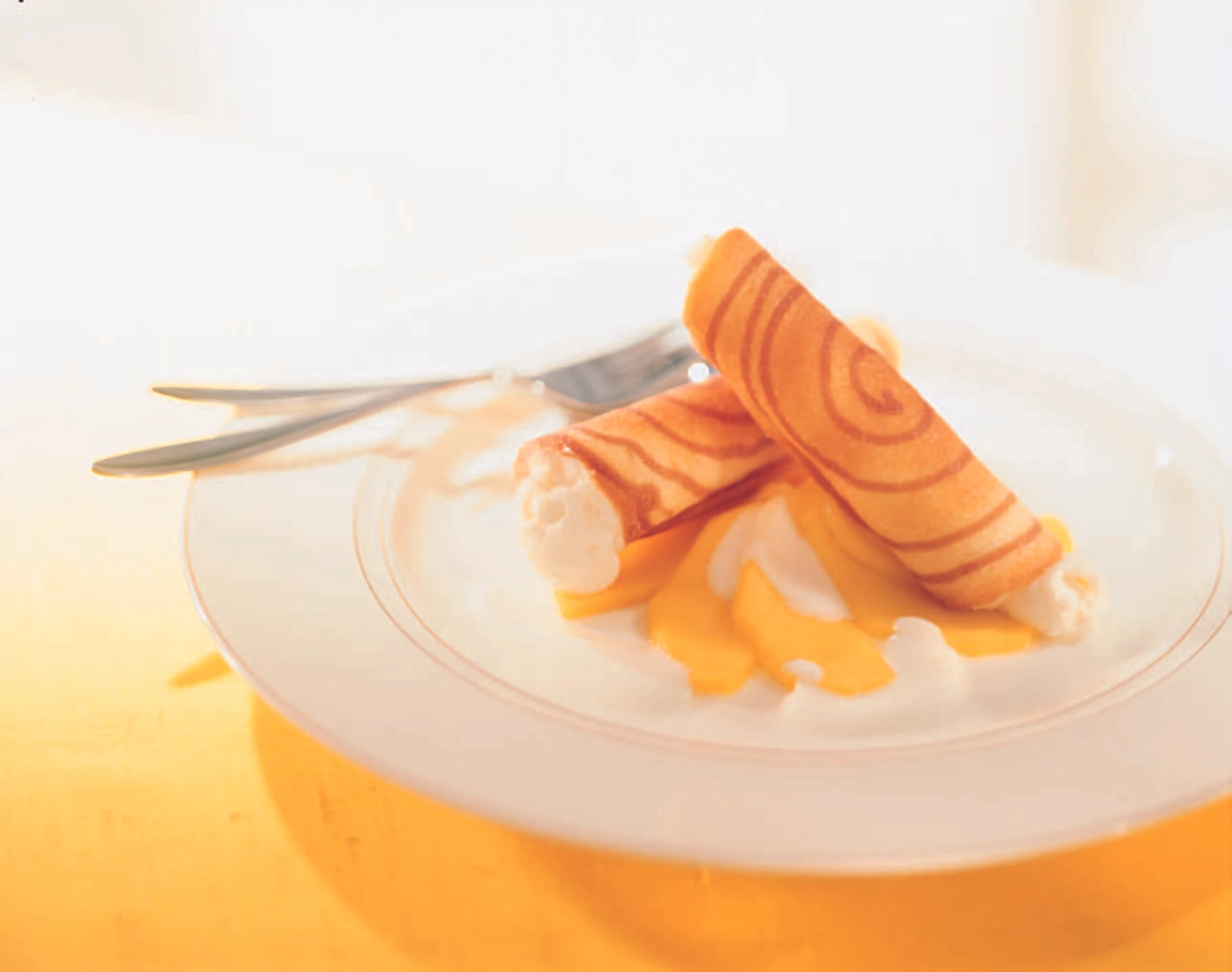 Hippenröllchen mit Waldmeistercreme und Mango