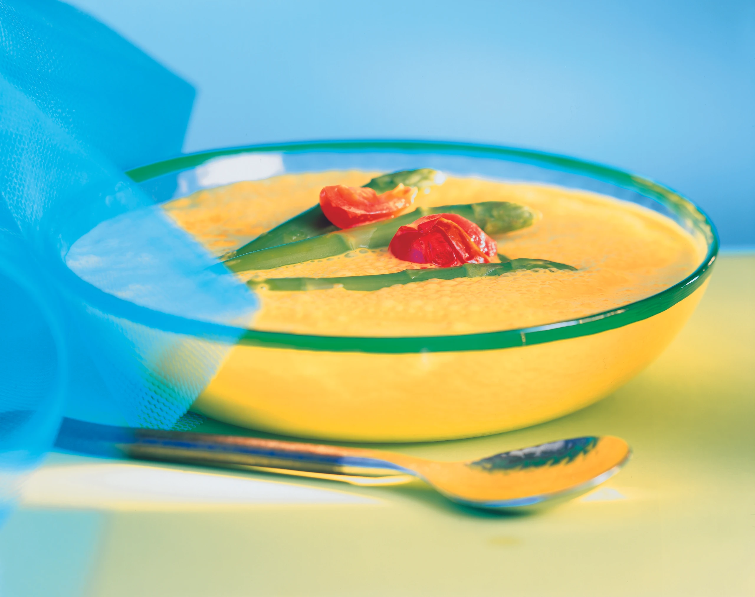 Currysuppe mit grünem Spargel und Paradeisern