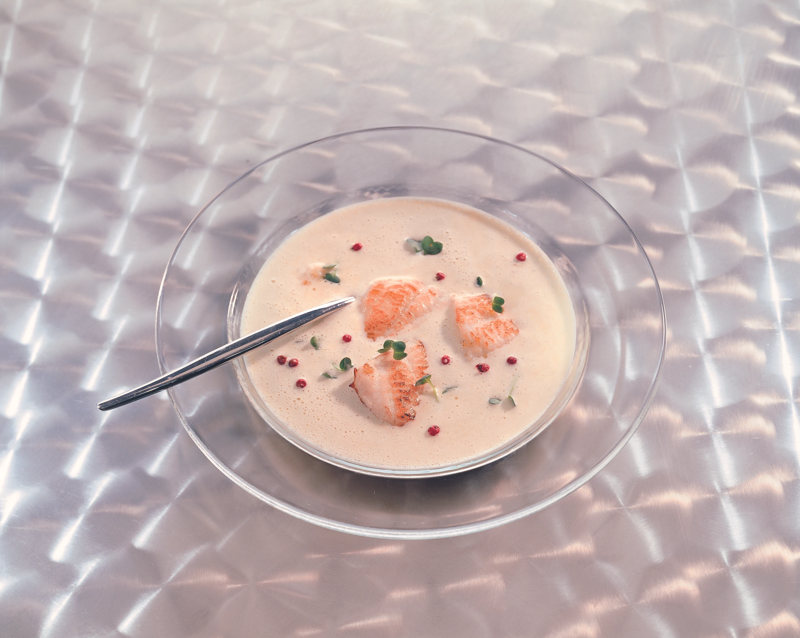 Lauchsuppe mit Schollenfilets und Rosa Pfefferbeeren