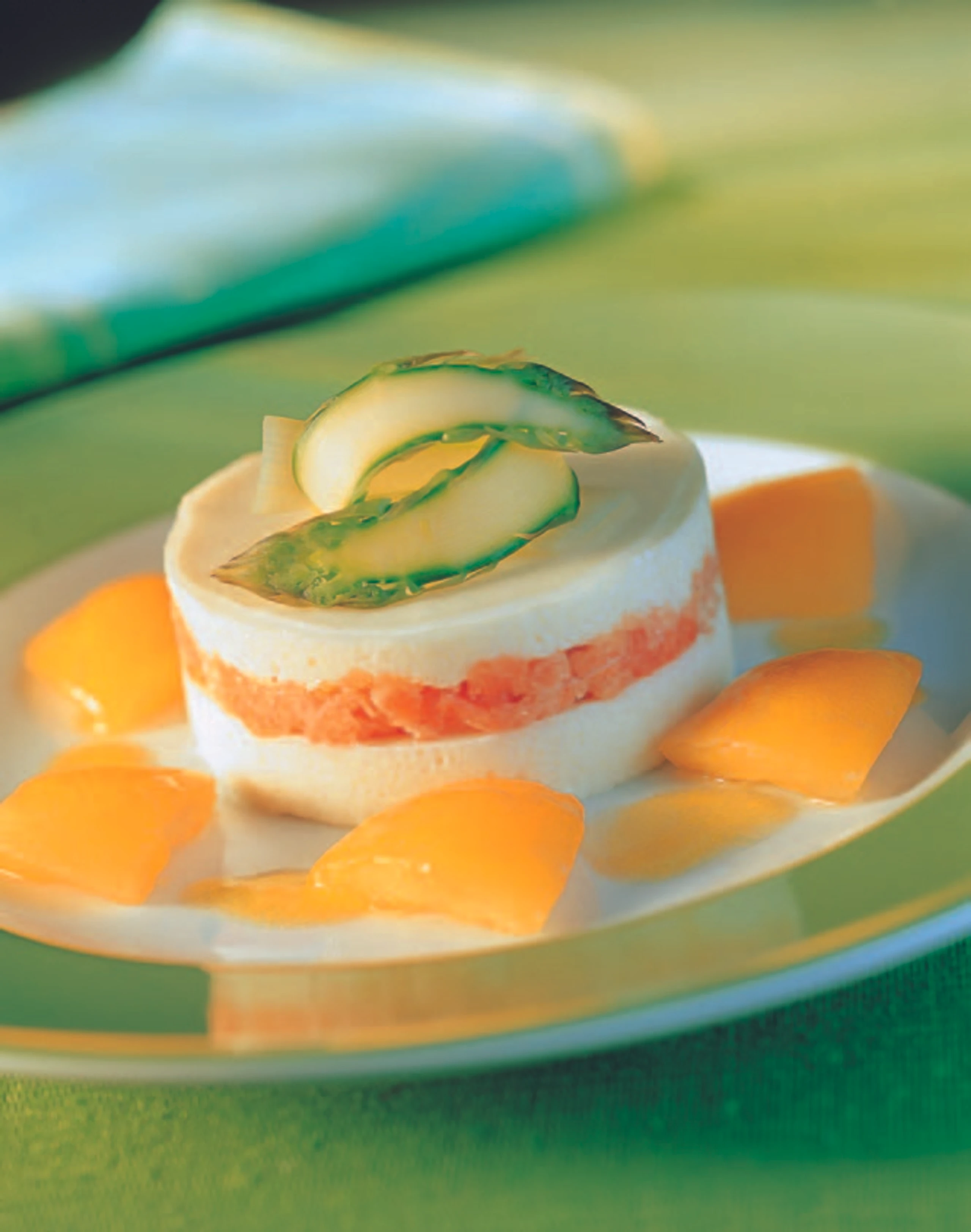 Spargeltörtchen mit Lachstatar und gelben Paradeisern