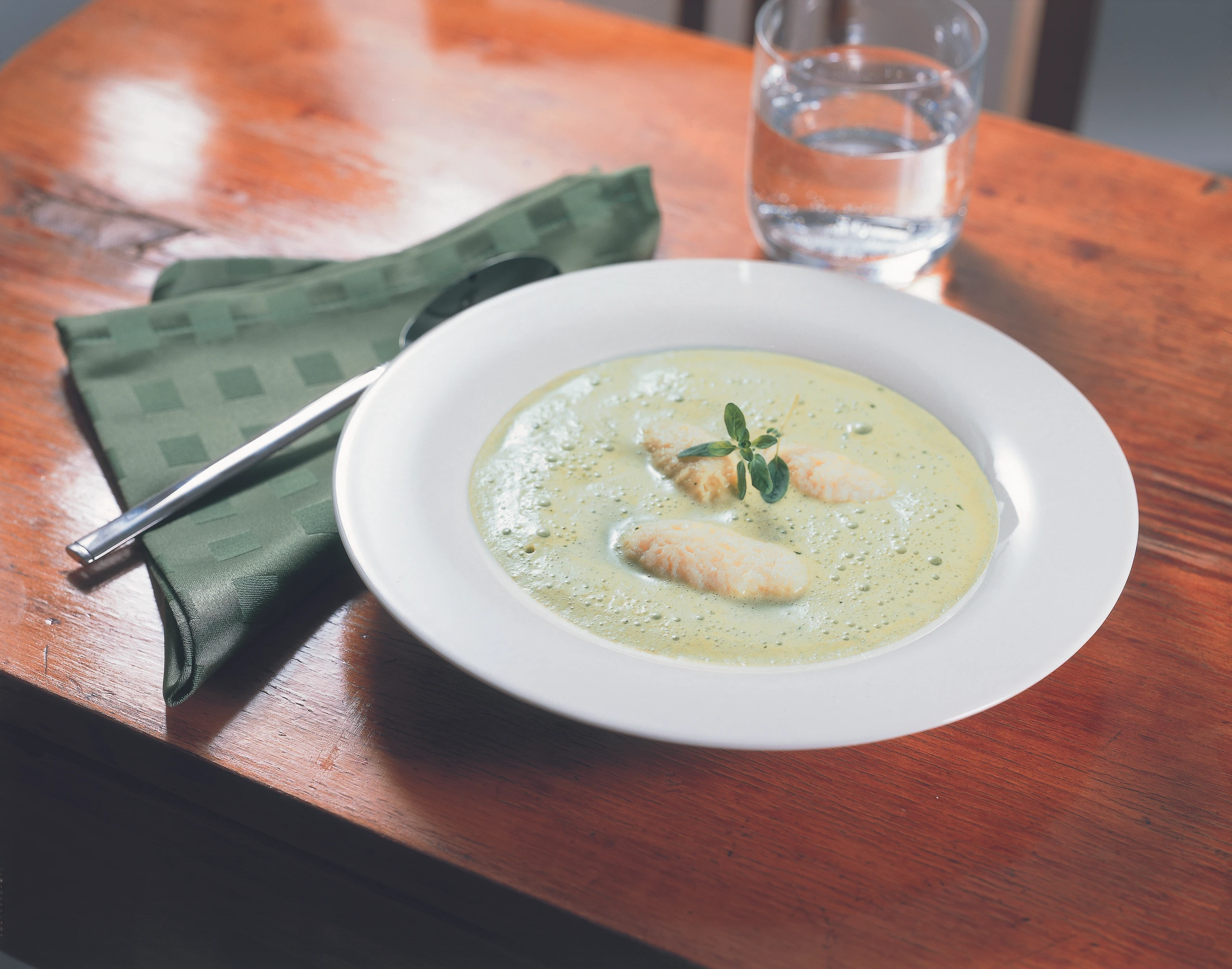 Kräuterschaumsuppe mit Käsenockerln