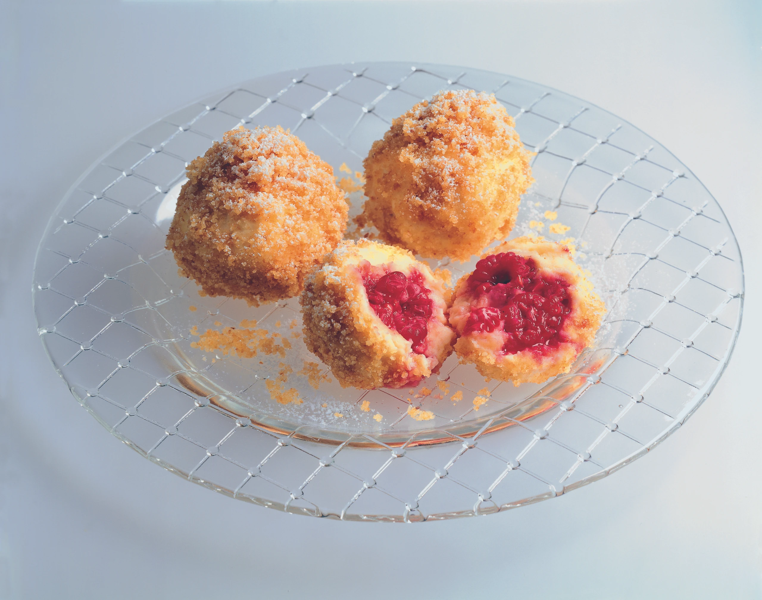Himbeer-Topfenknödel mit Butterbröseln