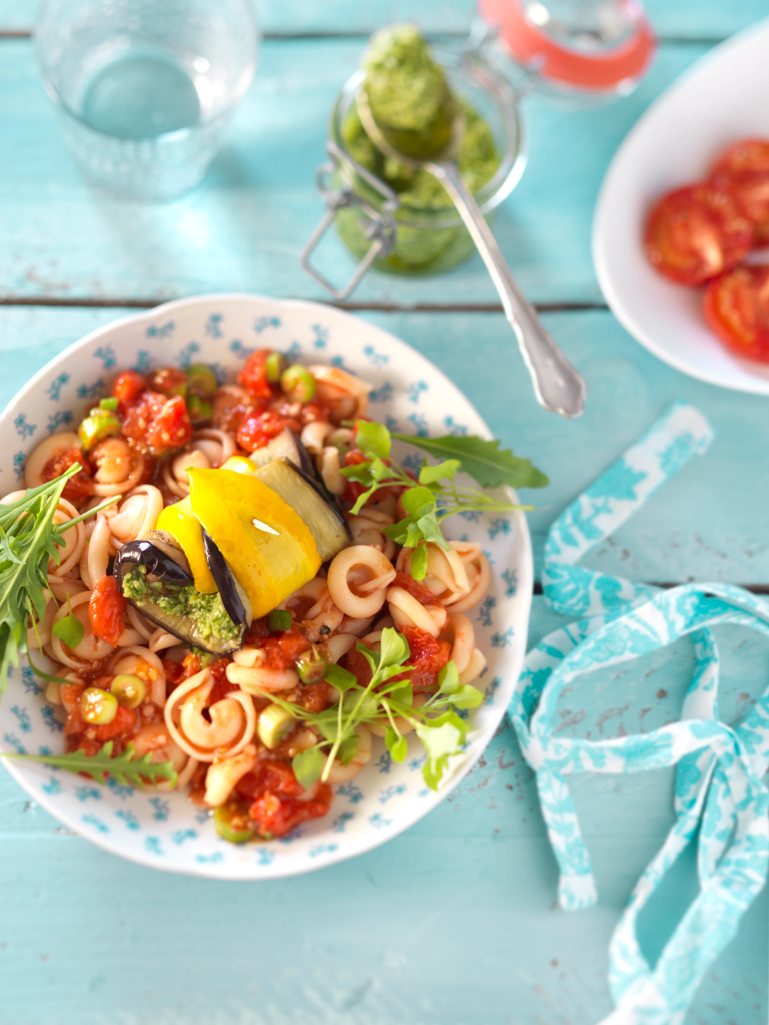 Nudelsalat mit Pesto-Röllchen
