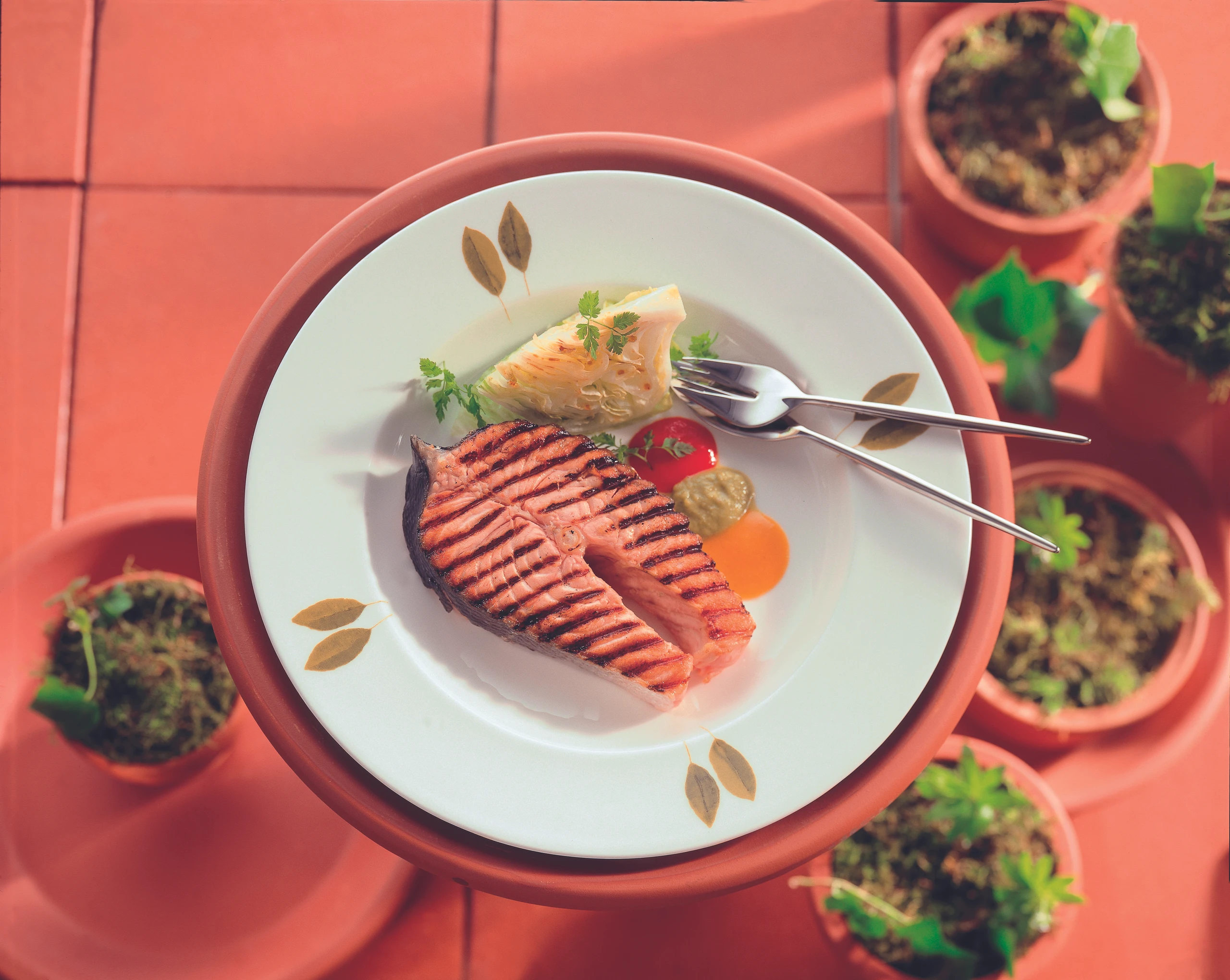 Gegrillte Lachskoteletts mit Paprikasauce