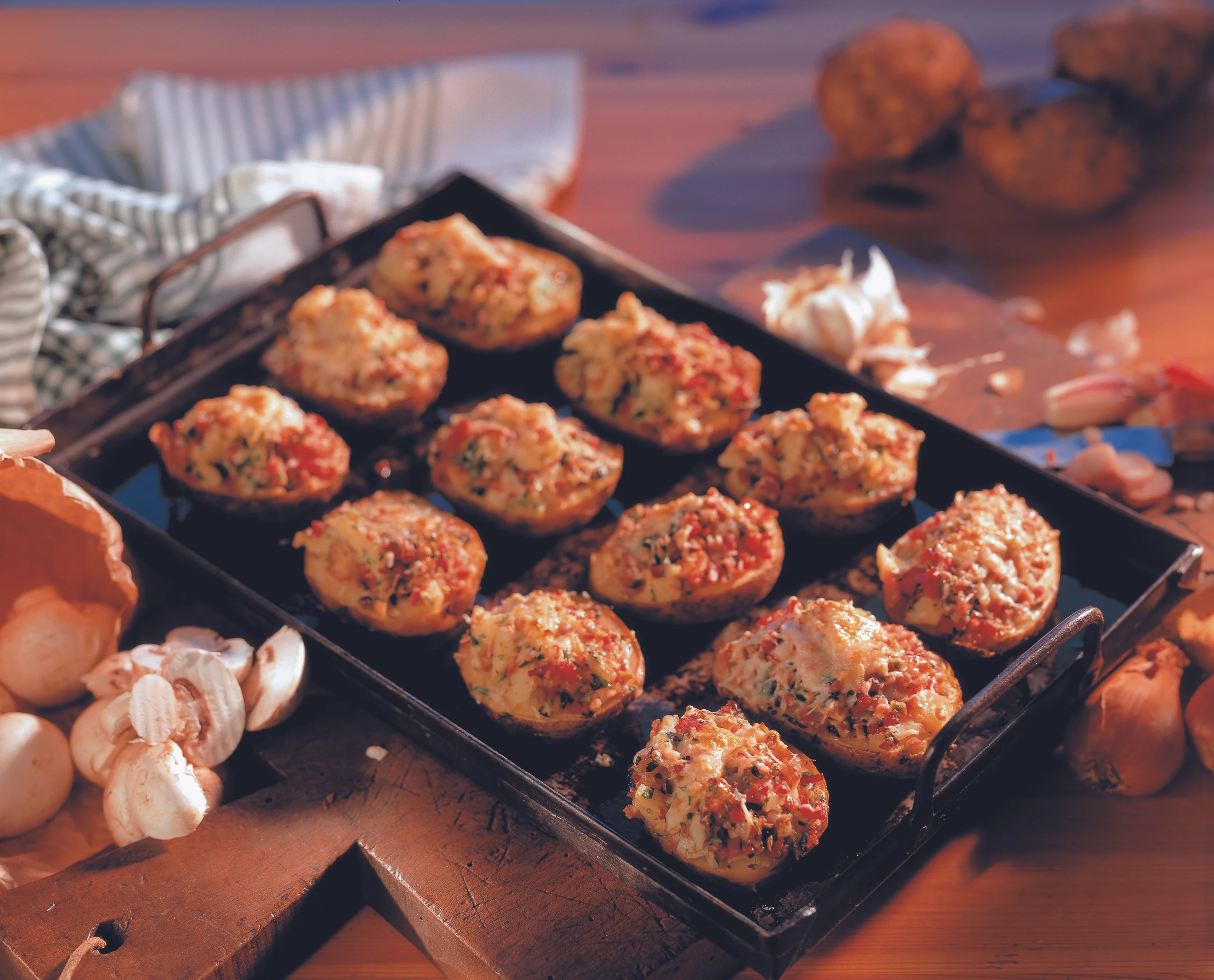 Überbackene Erdäpfel mit Schinken-Champignonfülle