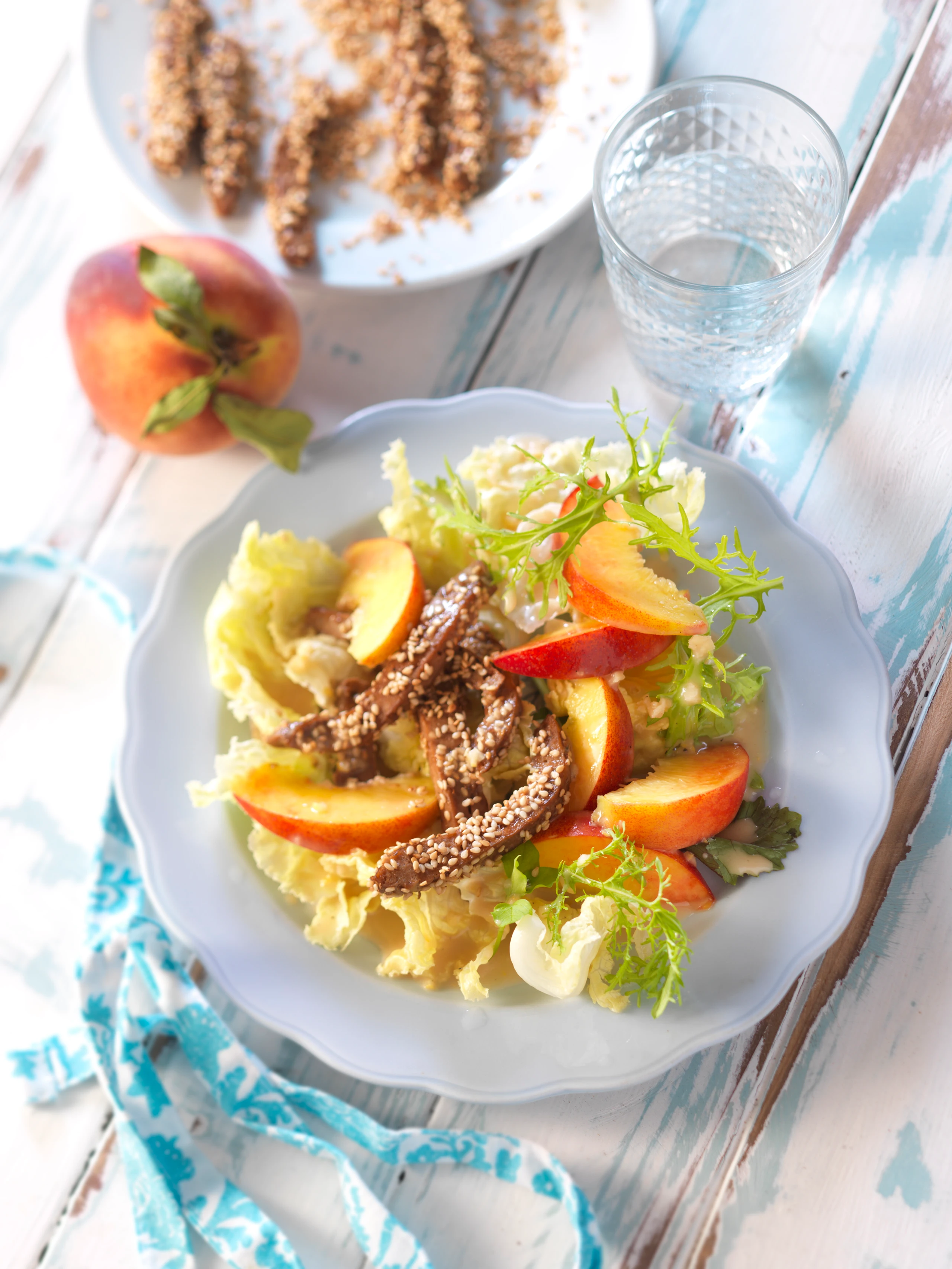 Salat mit Sesam-Seitan und Pfirsichen