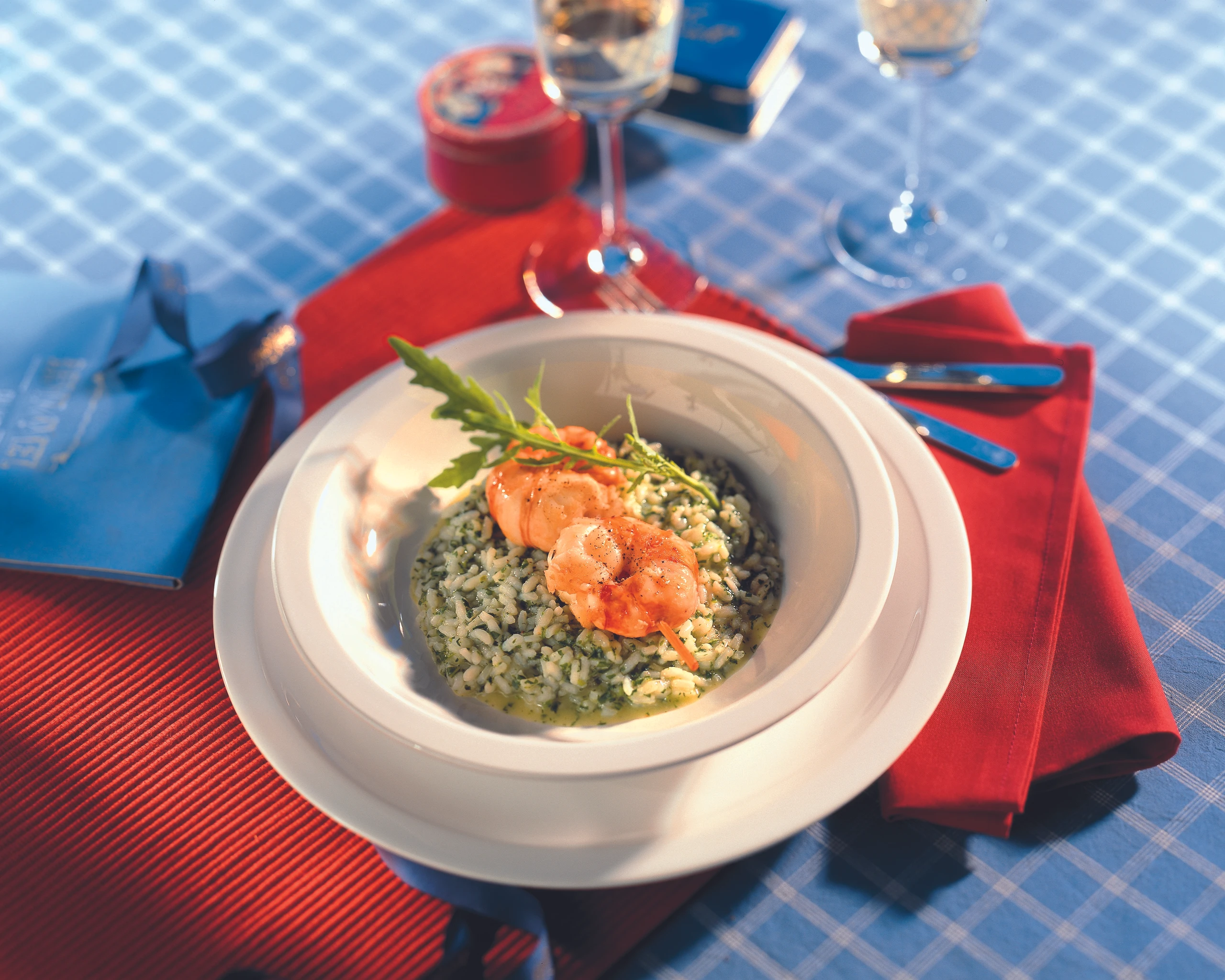 Rucola-Risotto mit Garnelenspießen