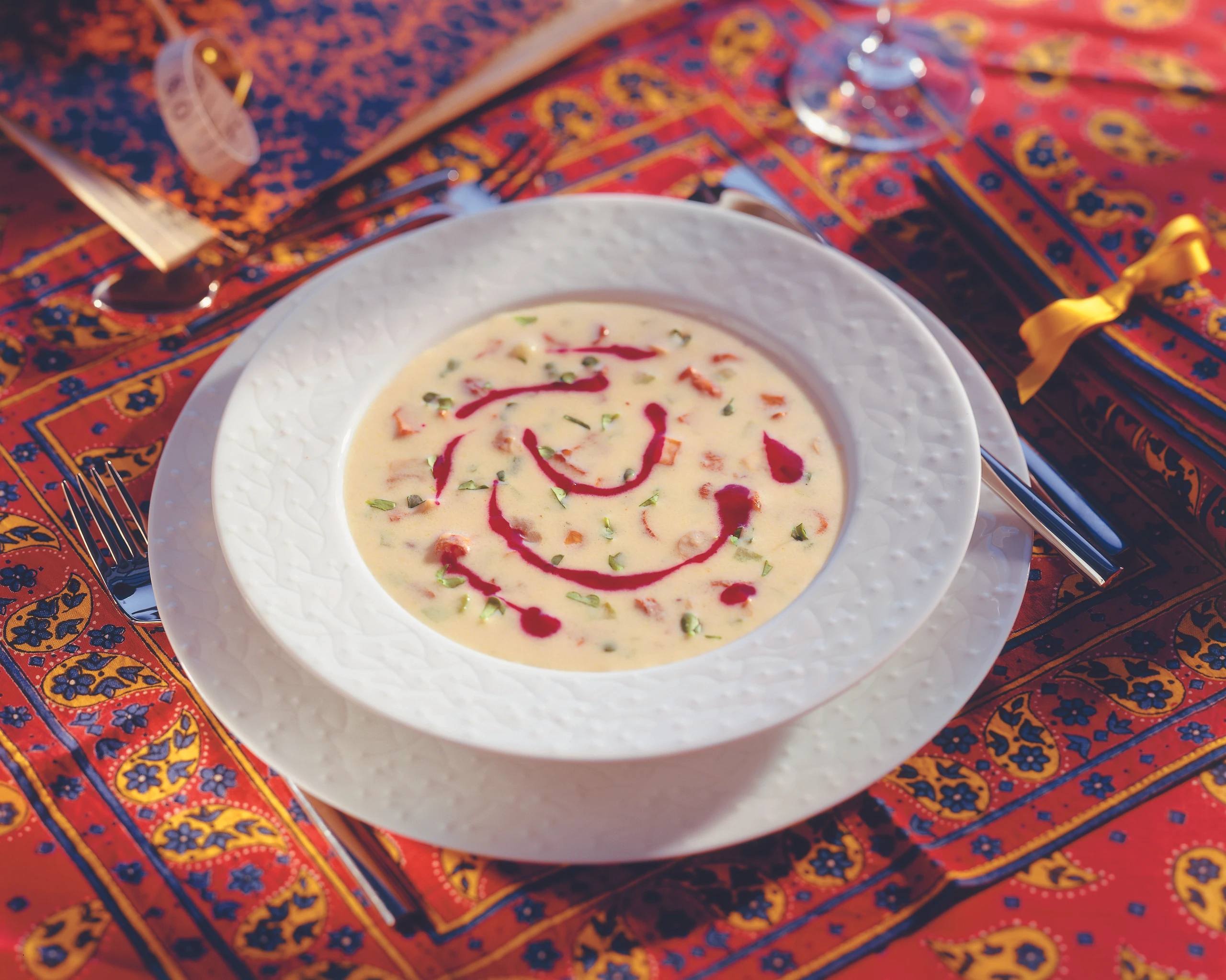 Schwammerlsuppe mit Sellerie und Fond aus Rote-Rüben-Saft