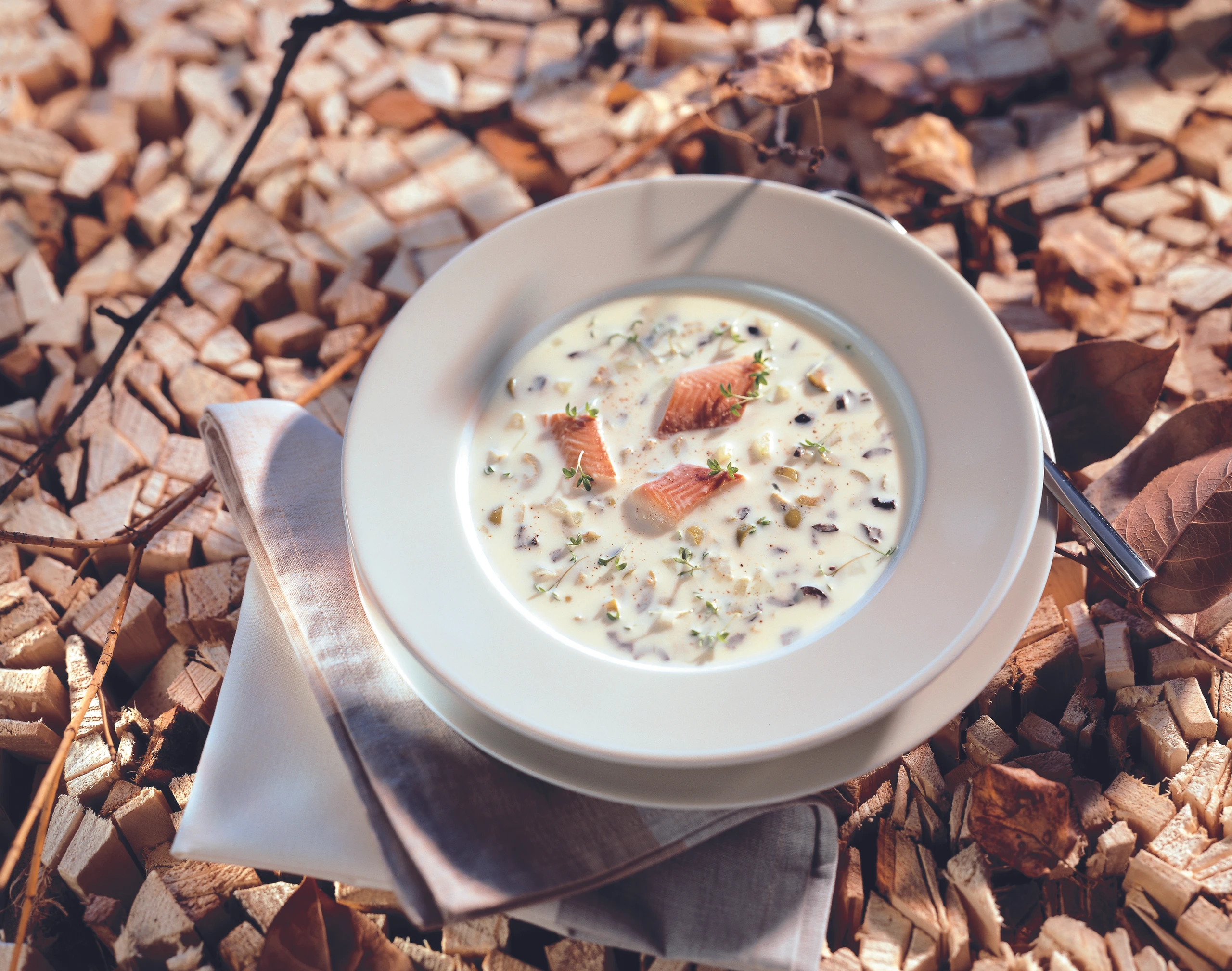 Räucherfischsuppe mit Oliven und Kresse