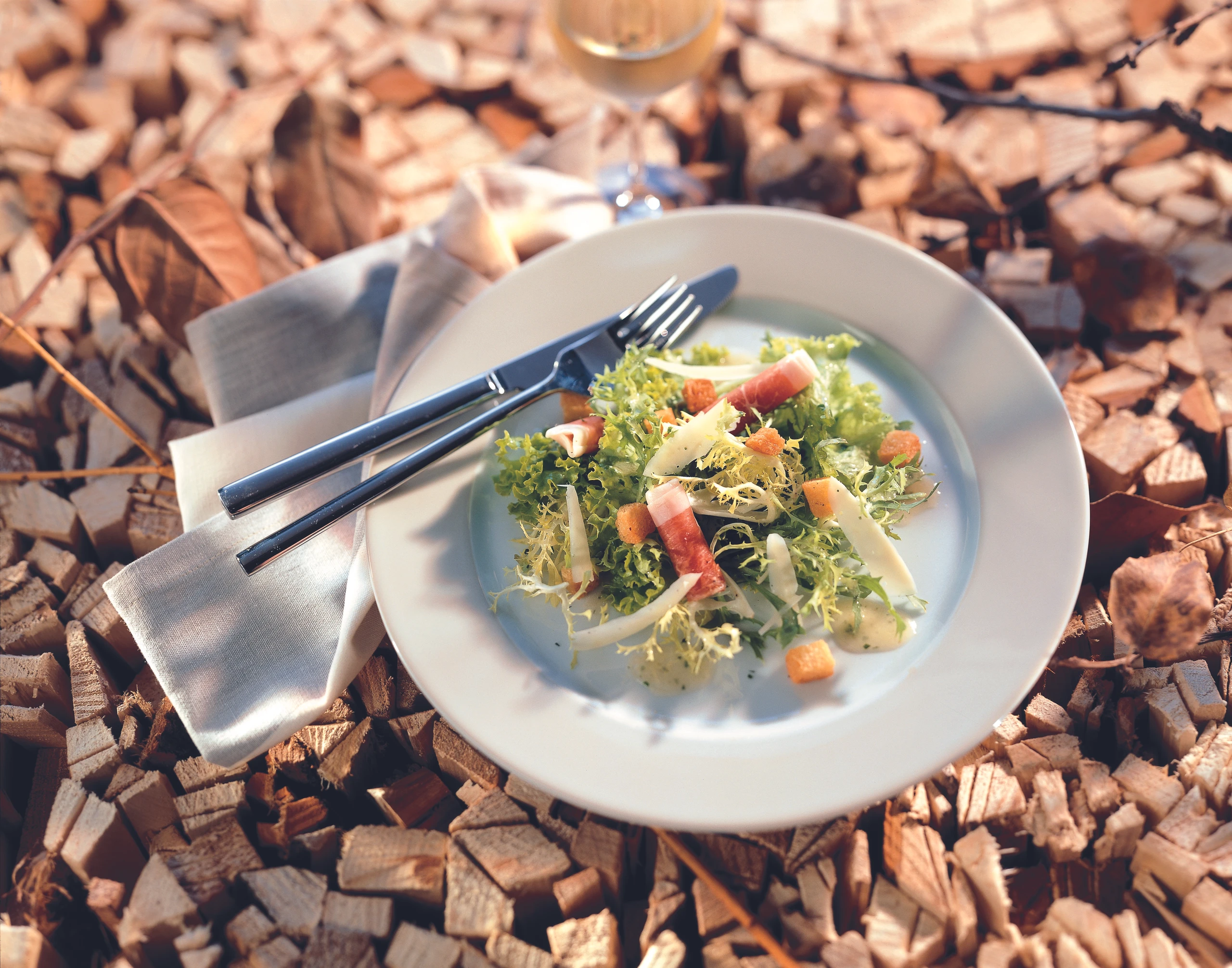 Blattsalat mit Rohschinken, Parmesan und Croûtons