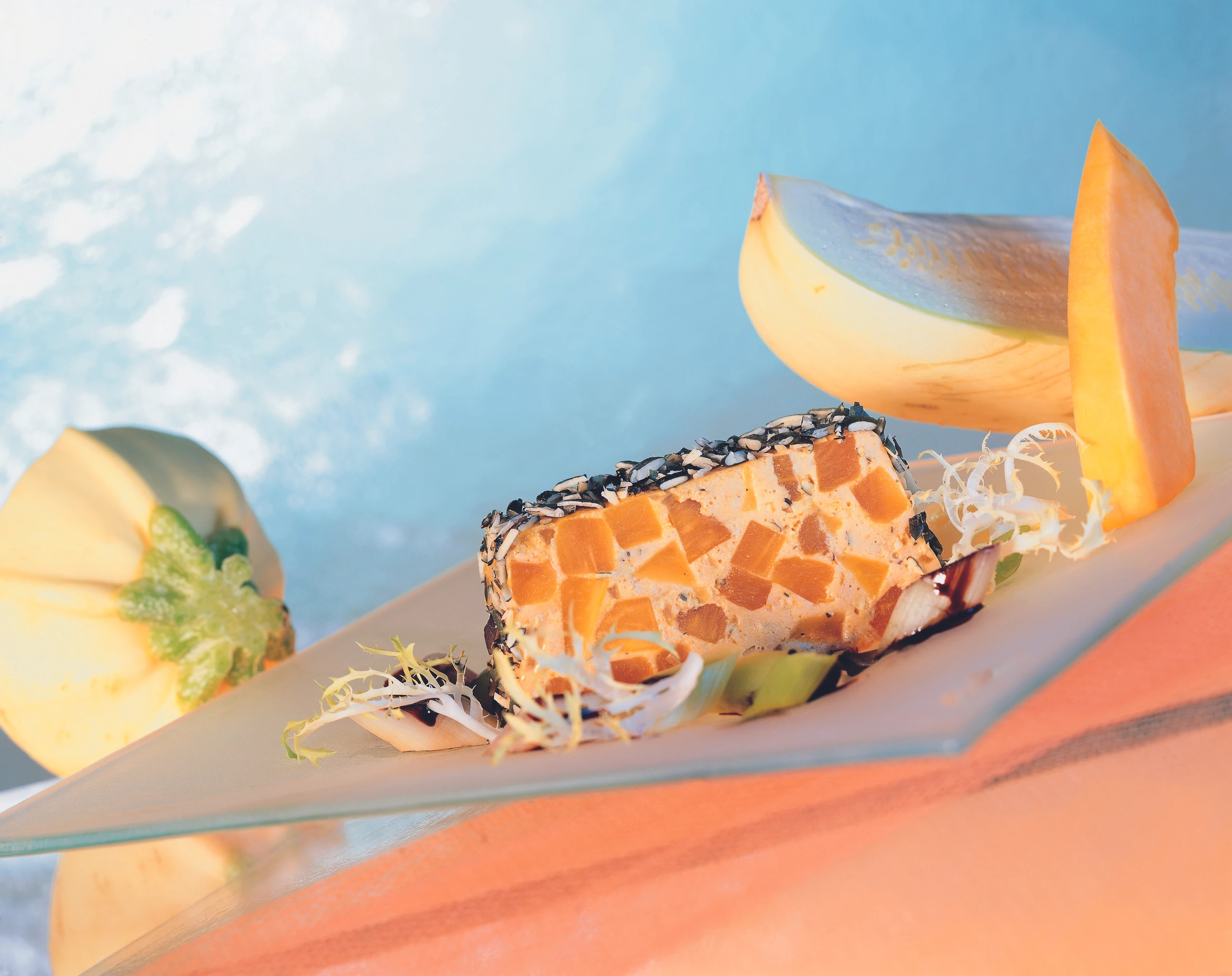 Kürbisterrine auf herbstlichem Salat