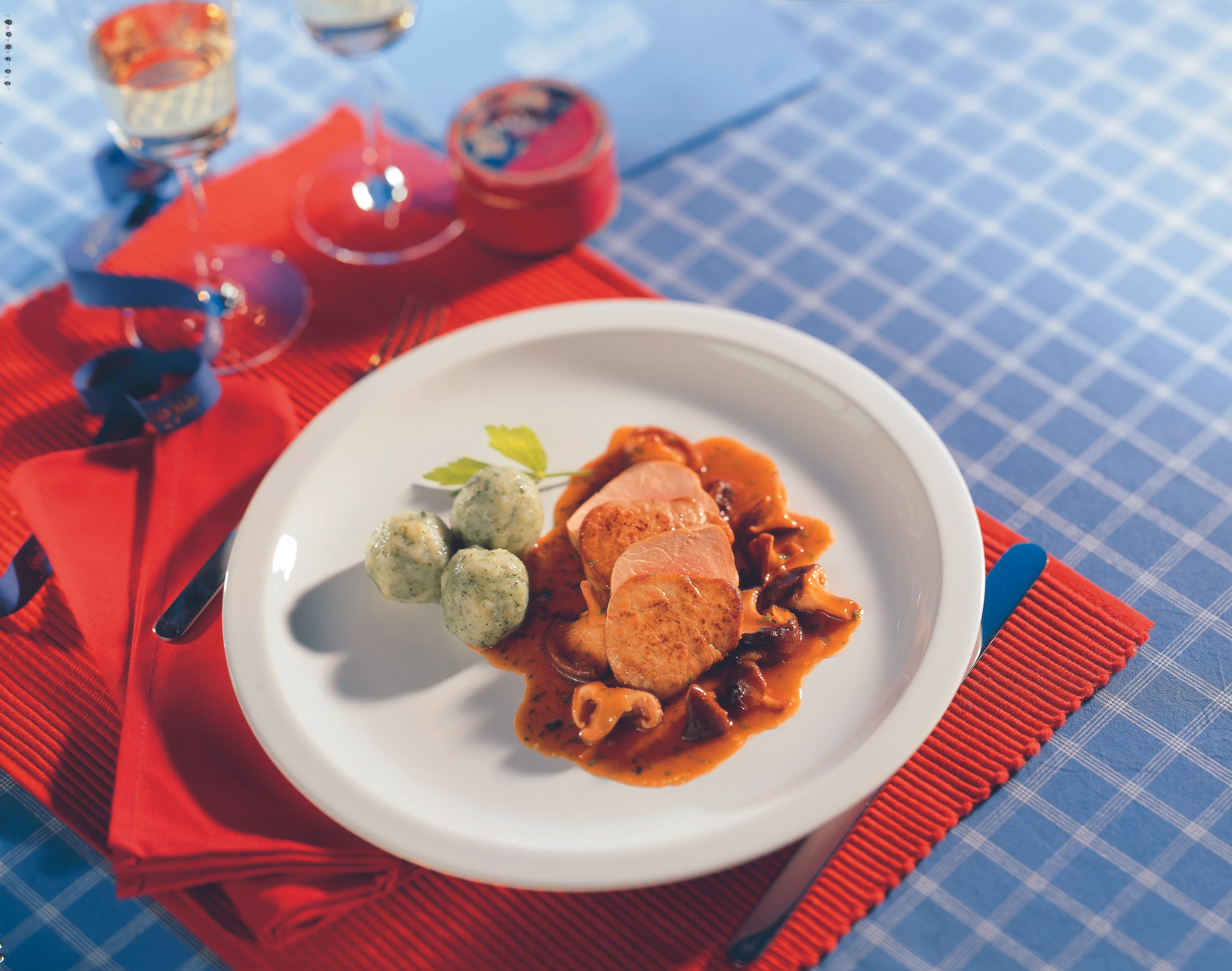 Schweinsmedaillons mit Schwammerlsauce und Spinatknöderln