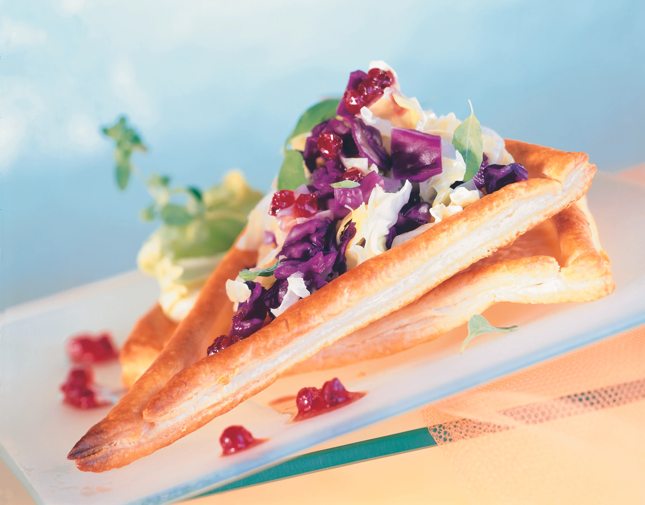 Knackiger Krautsalat auf Blätterteig