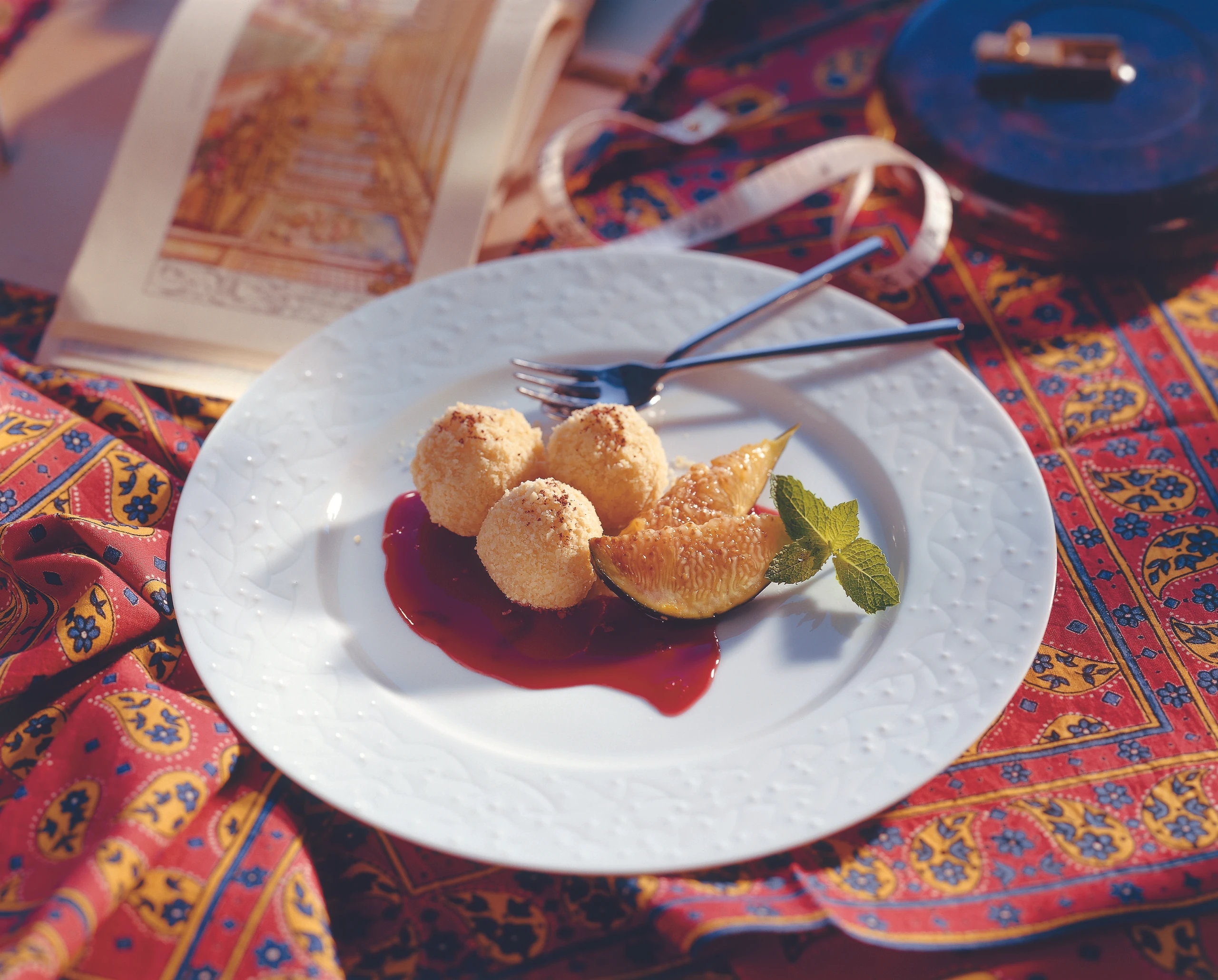 Mini-Mandelknödel mit Feigen und Portweinsauce