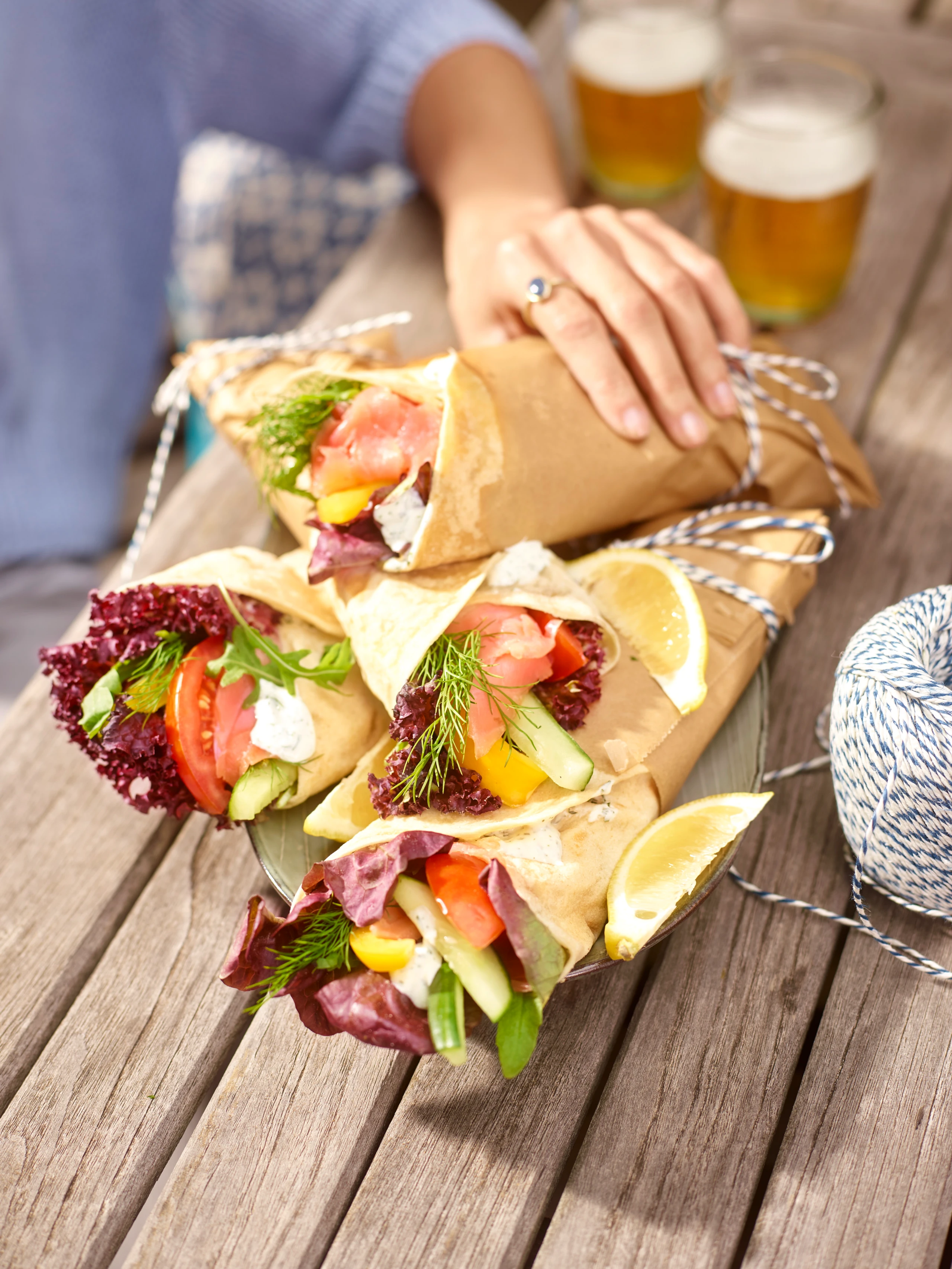 Wraps mit Lachs, Gemüse und Dill-Rahmsauce