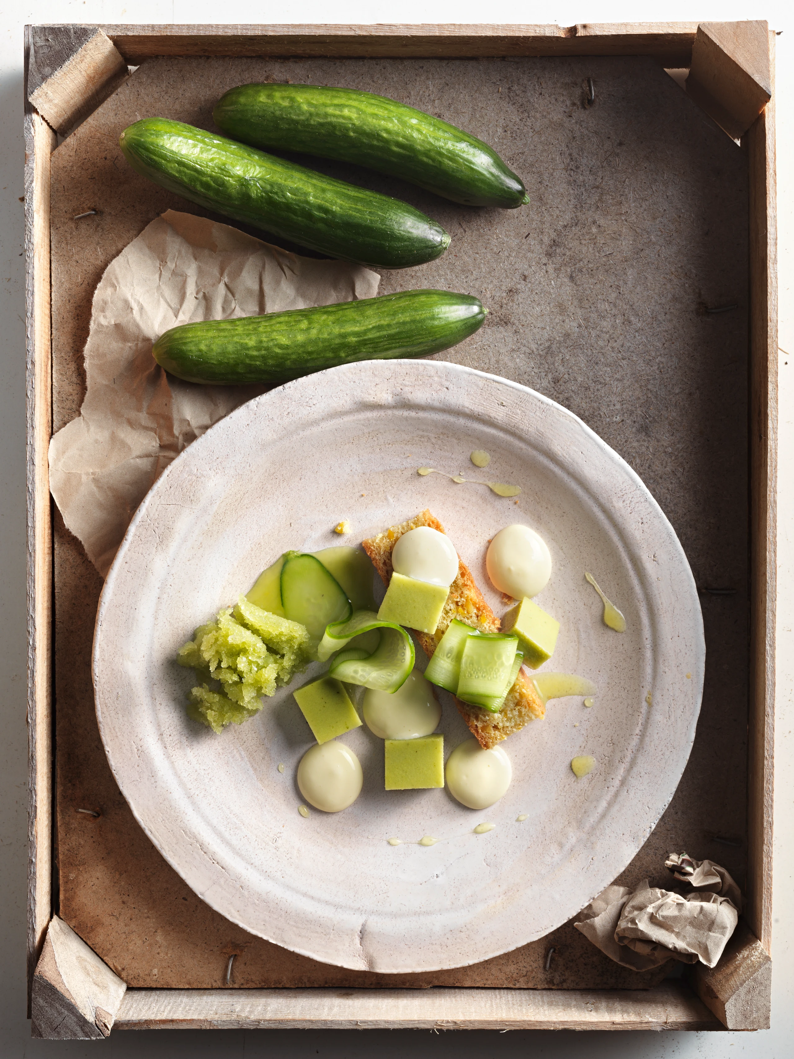 Gurken-Variationen mit Pistazienkuchen