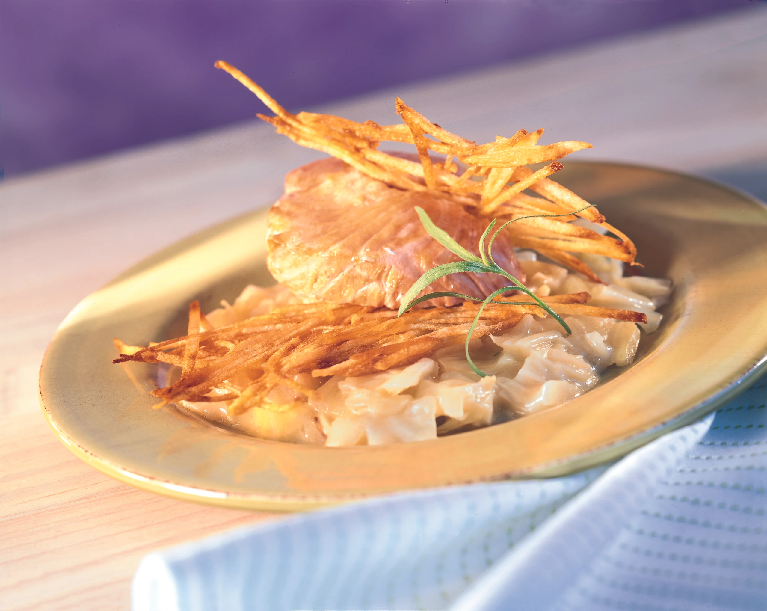 Weißkraut mit Lachssteak und Erdäpfelgitter