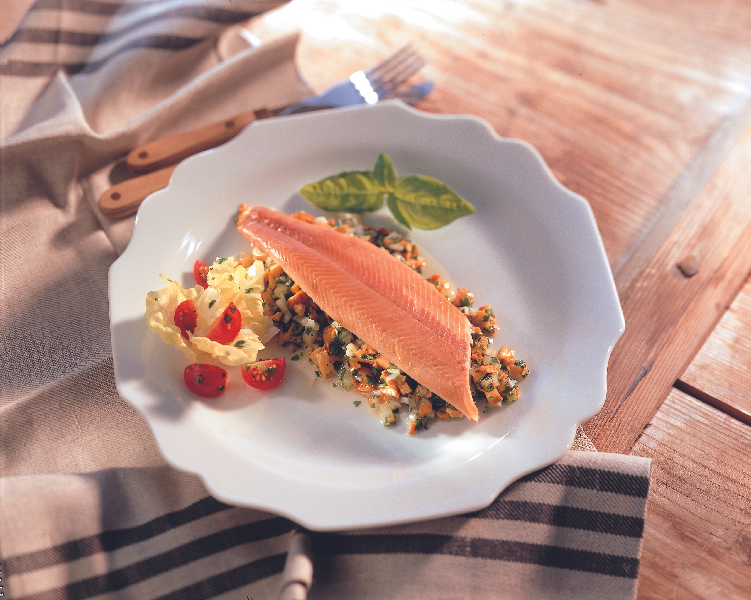 Geräucherte Forellenfilets mit Schwammerlsalat